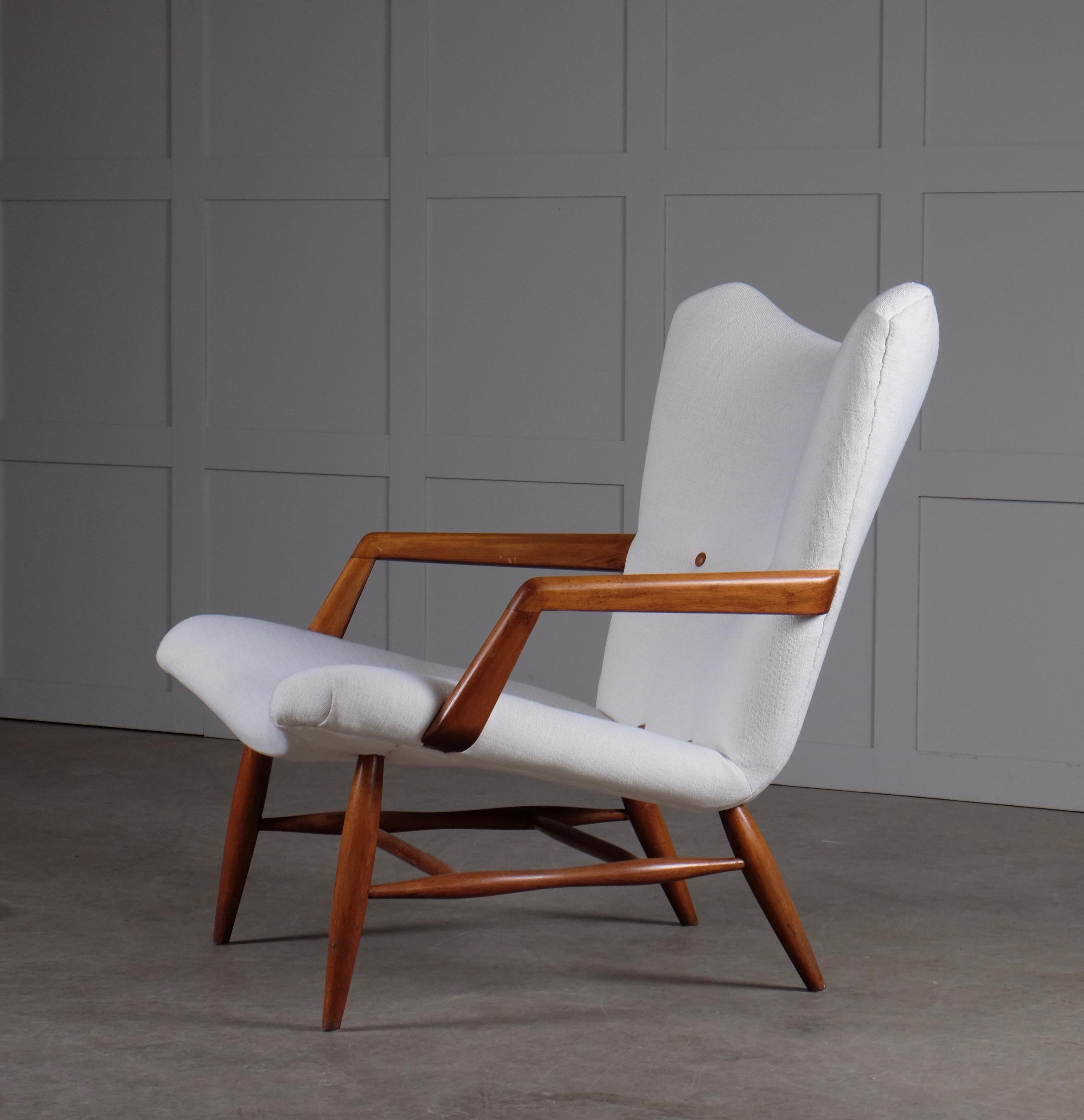 Un fauteuil en acajou conçu par Svante Skogh, années 1950.
Rempli à neuf. Excellent état.