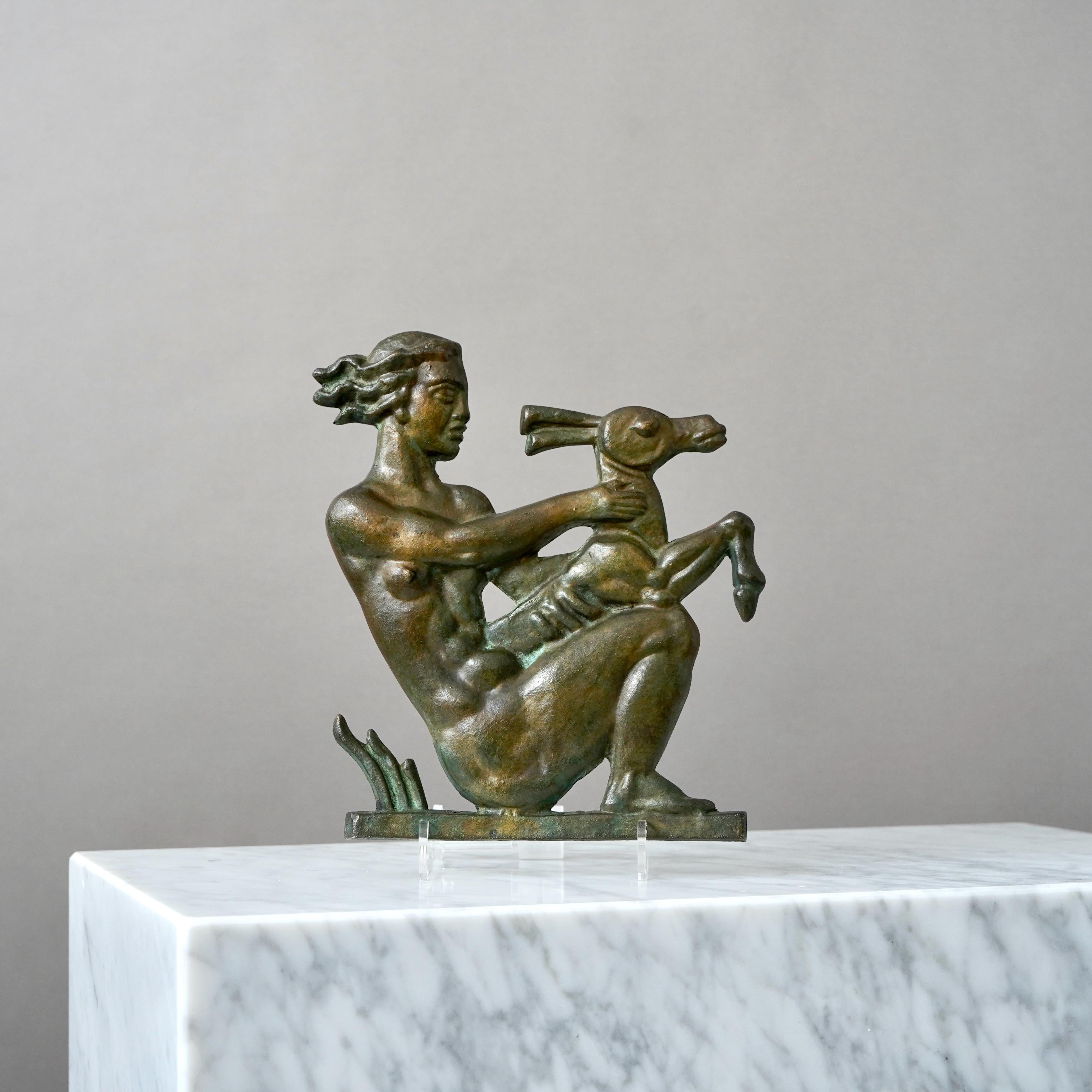 Diese schwedische Grace-Reliefskulptur aus den 1920er Jahren ist aus Bronze gegossen und hat eine erstaunliche Patina. Es wurde in Schweden von einem unbekannten Künstler hergestellt. Art Deco / Schwedische Anmut. 

Ausgezeichneter Zustand. 

Der