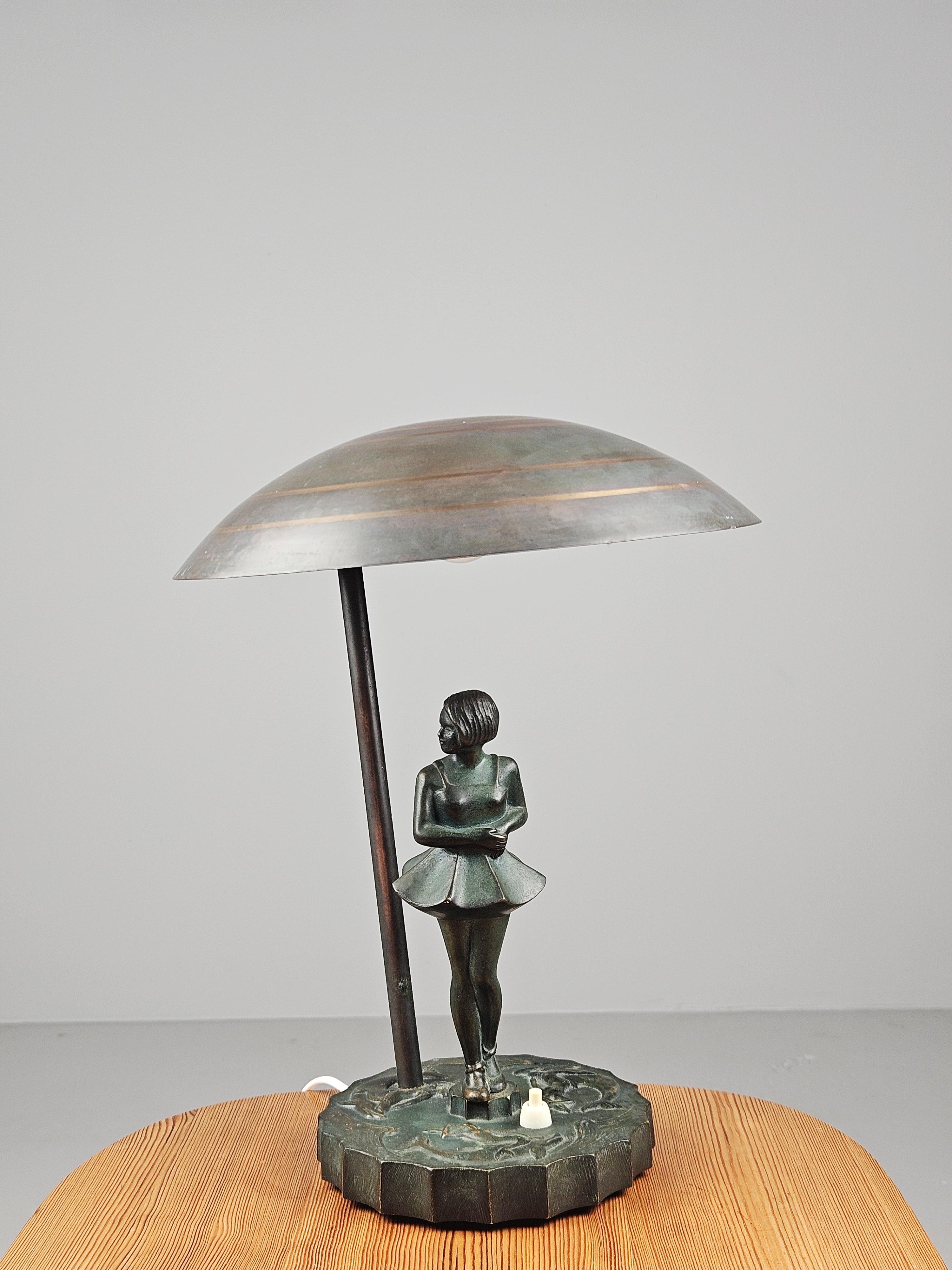 Schöne und seltene Bronze-Tischlampe, hergestellt von der Malmö Metallvarufabrik in den 1940er Jahren.

Wahrlich ein Stück der so genannten schwedischen Anmut. 

Hergestellt in Bronze. 