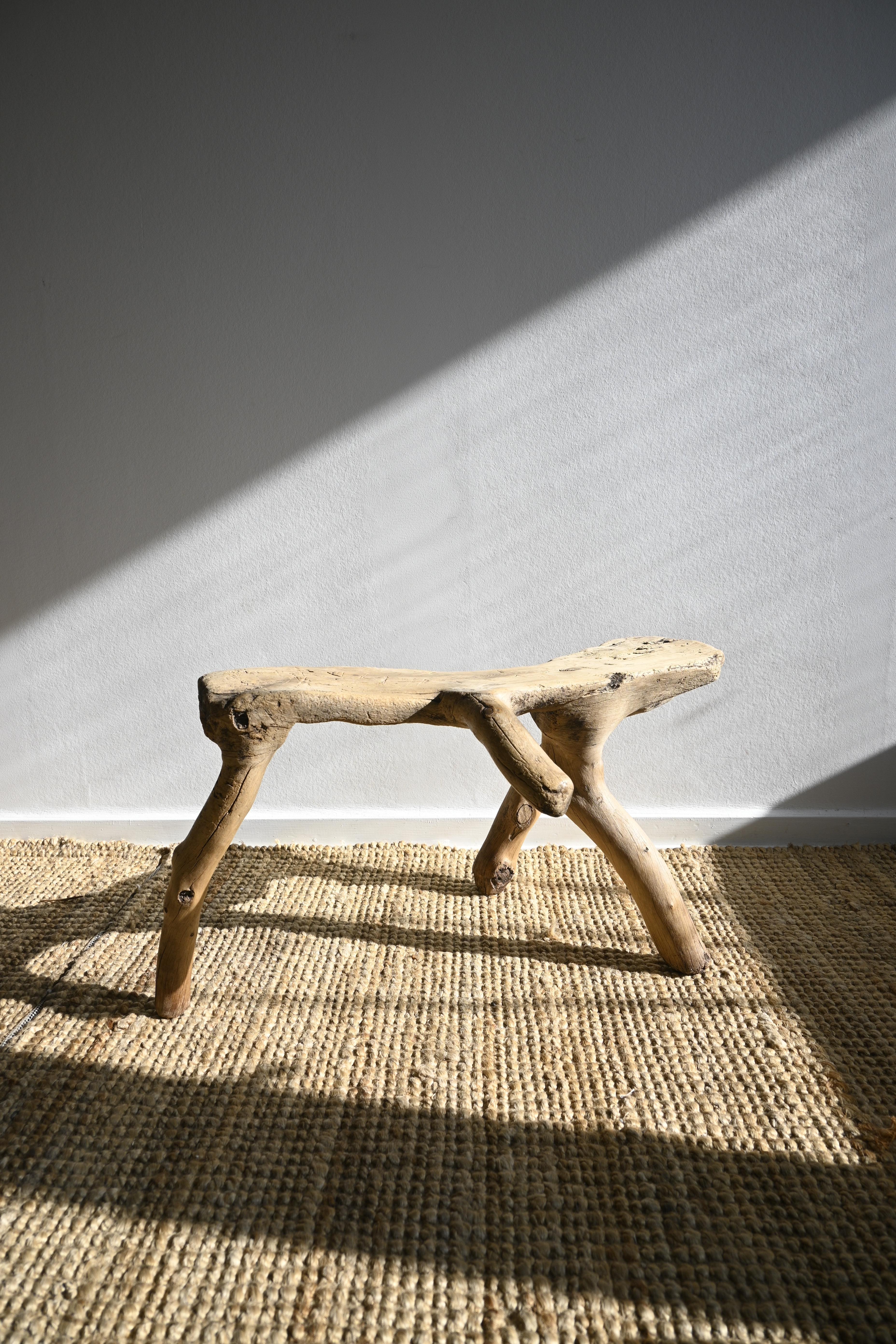 Raro taburete de ordeño sueco circa 1850

Hecho de una pieza maciza de madera de pino.

Este taburete de ordeñar de tres patas con asa y sorprendente pátina marrón lisa.
El movimiento y el estado general lo hacen realmente hermoso.

Altura: 31