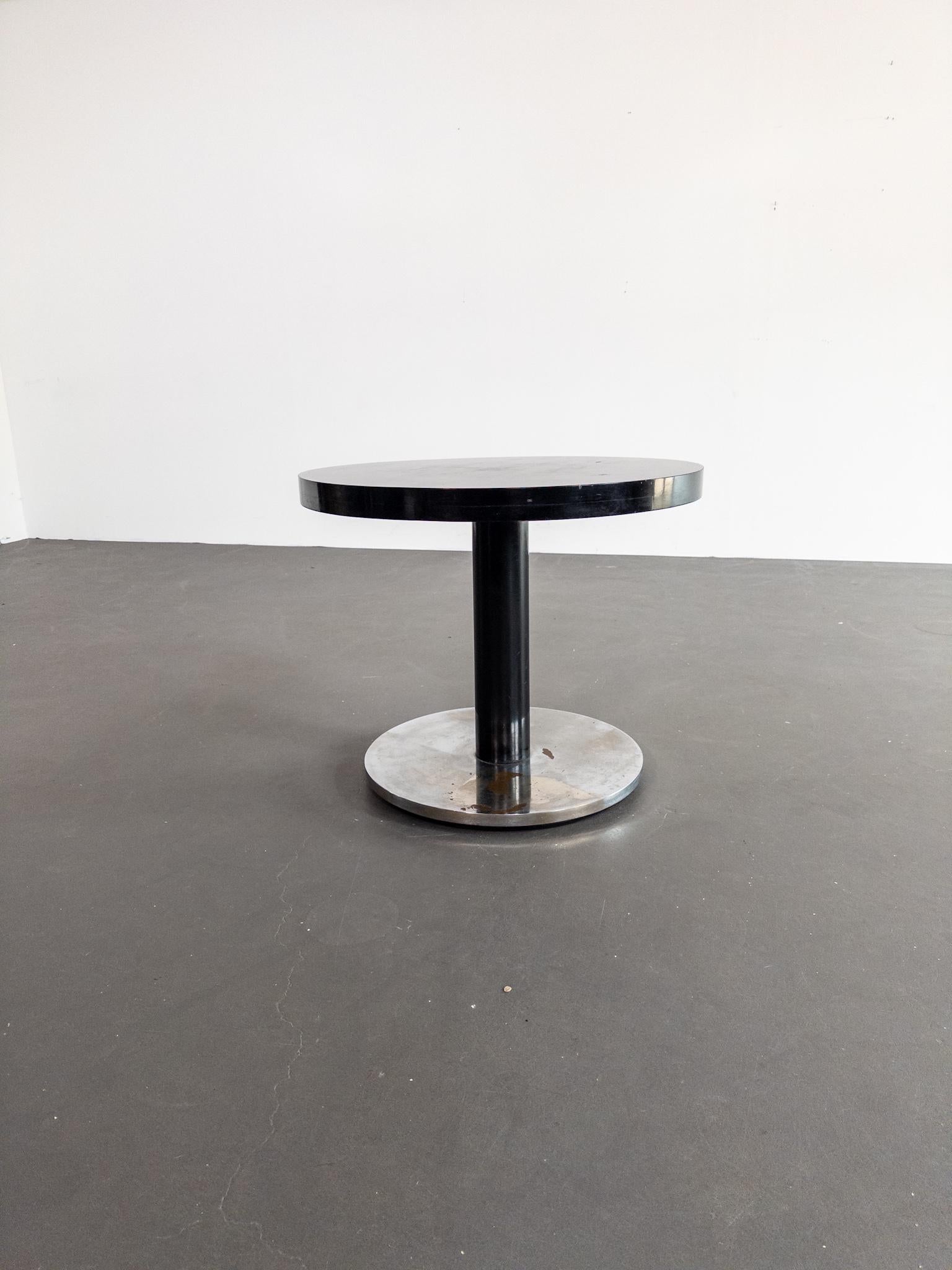 Une table basse iconique et rare d'Otto Schulz (Allemagne/Suède, 1882-1970), créée pour sa propre société Boet à Göteborg, en Suède, dans les années 1930.

La table présente un audacieux plateau rond en bois laqué noir, reposant sur une colonne