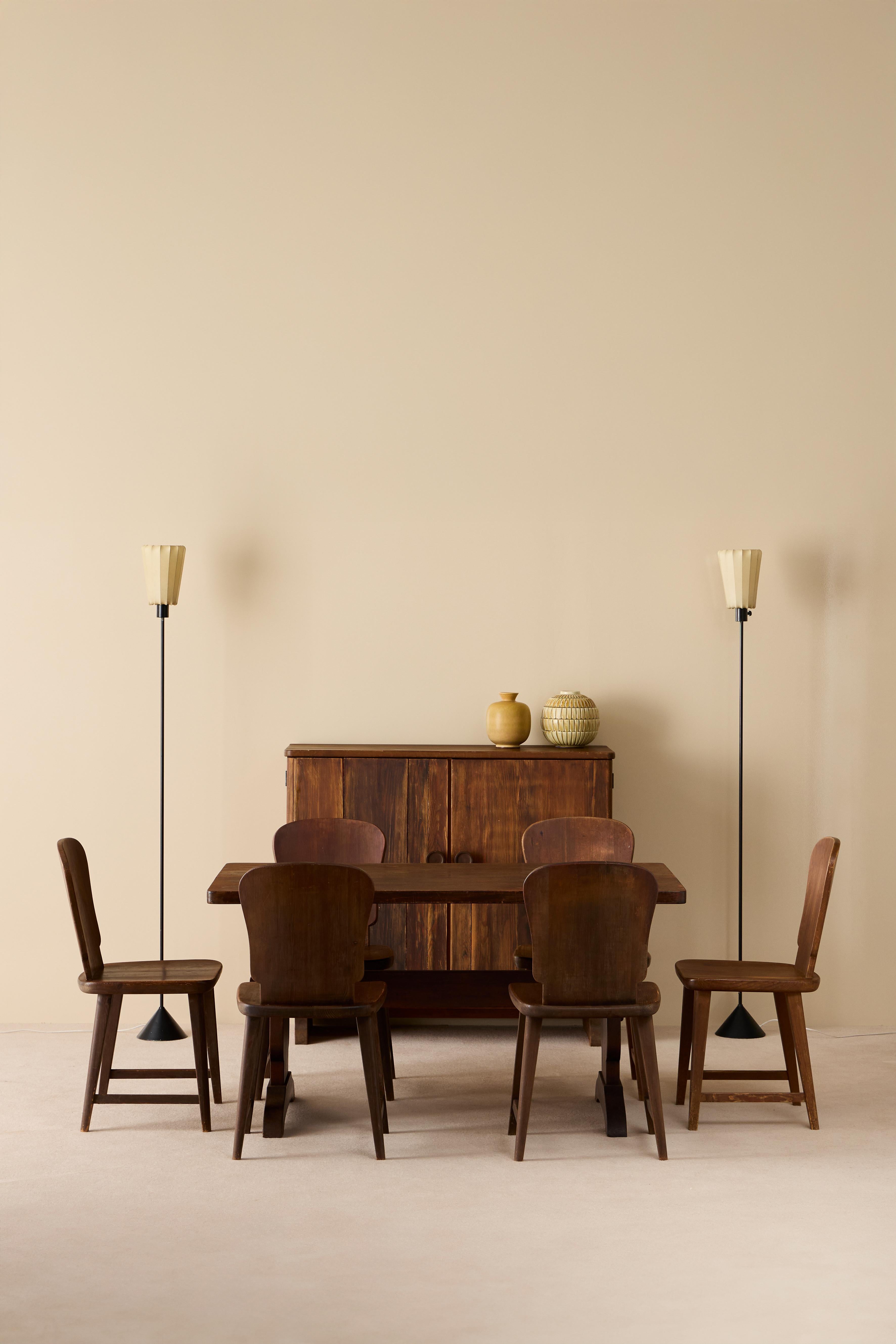 Cet exceptionnel ensemble de tables de salle à manger suédois des années 1940 est un exemple frappant de savoir-faire et de design. Fabriqué en pin teinté foncé, l'ensemble comprend une table de salle à manger magnifiquement construite ainsi que six