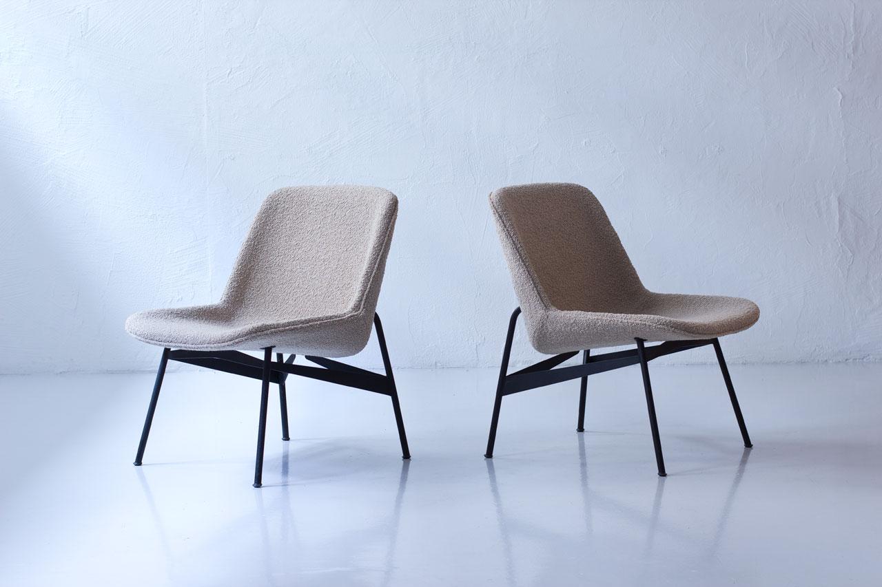 Stunning and rare lounge chairs designed by Hans-Harald Molander. Manufactured by Nordiska Kompaniet (NK) in Sweden during the 1950s.
Made from black lacquered steel base with upholstered seats. Molded seats entirely reupholstered. New foam and