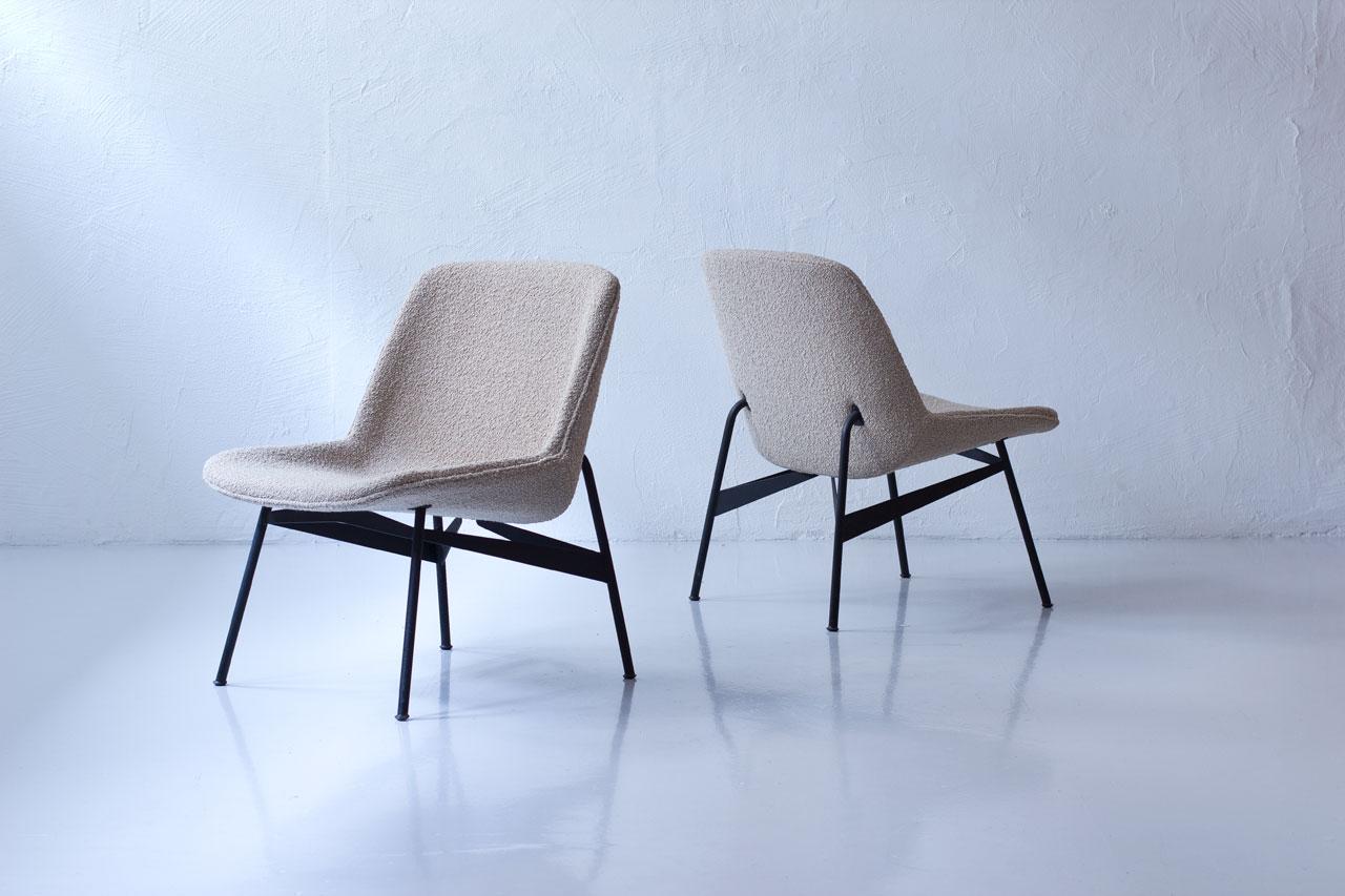 Chaises longues rares conçues par Hans-Harald Molander. Fabriqué par Nordiska Kompaniet (NK) en Suède dans les années 1950.
Fabriqué à partir d'une base en acier laqué noir avec des sièges rembourrés. Sièges moulés entièrement retapissés. Mousse et