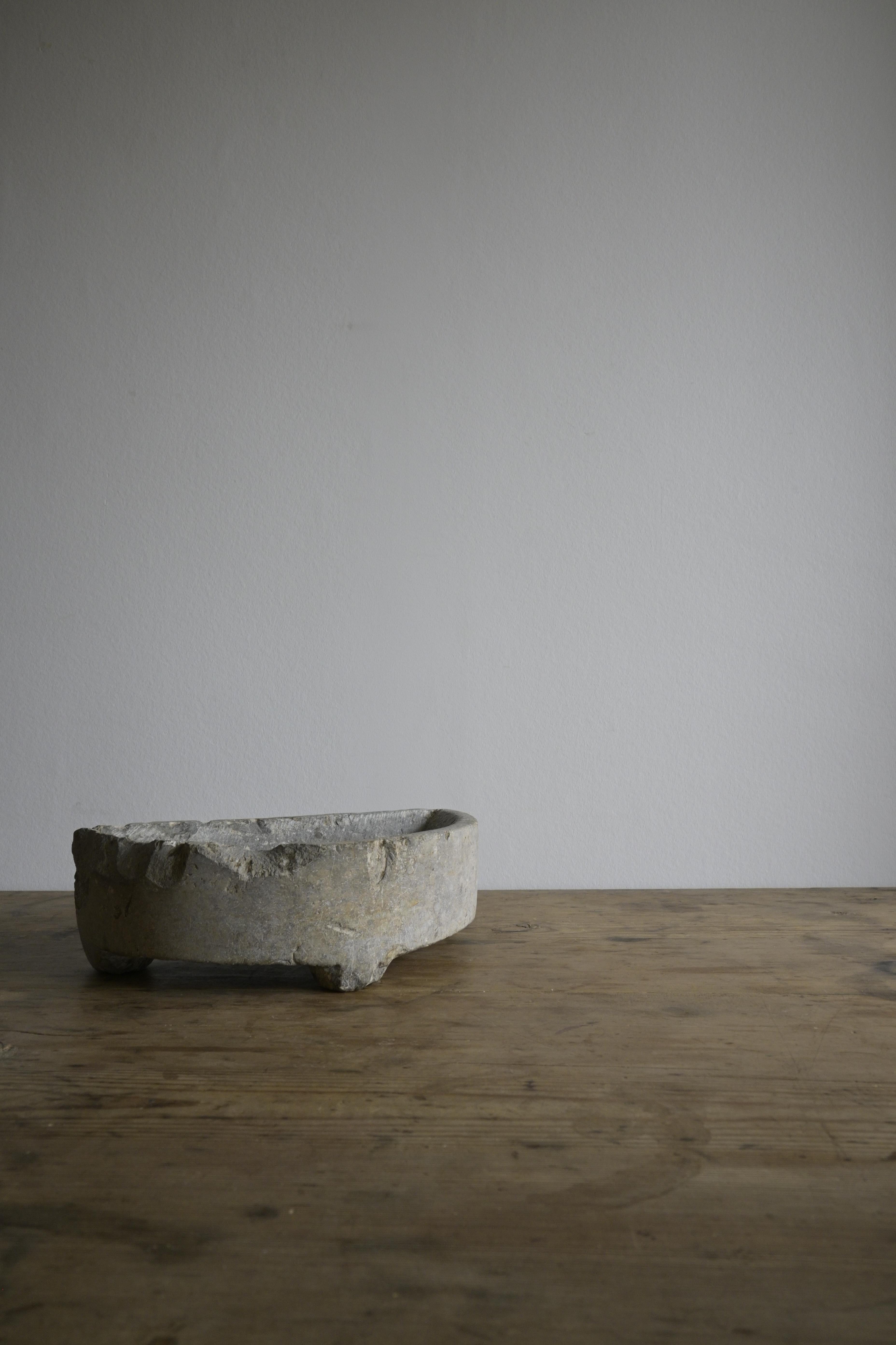 Rara tazza da sputo svedese in pietra calcarea di Öland dei primi anni del 1800

La patina e l'usura sono gli elementi che conferiscono carattere a questo pezzo.
Il tempo e la pietra si fondono in questo straordinario oggetto.

Altezza: 10 cm/3,9