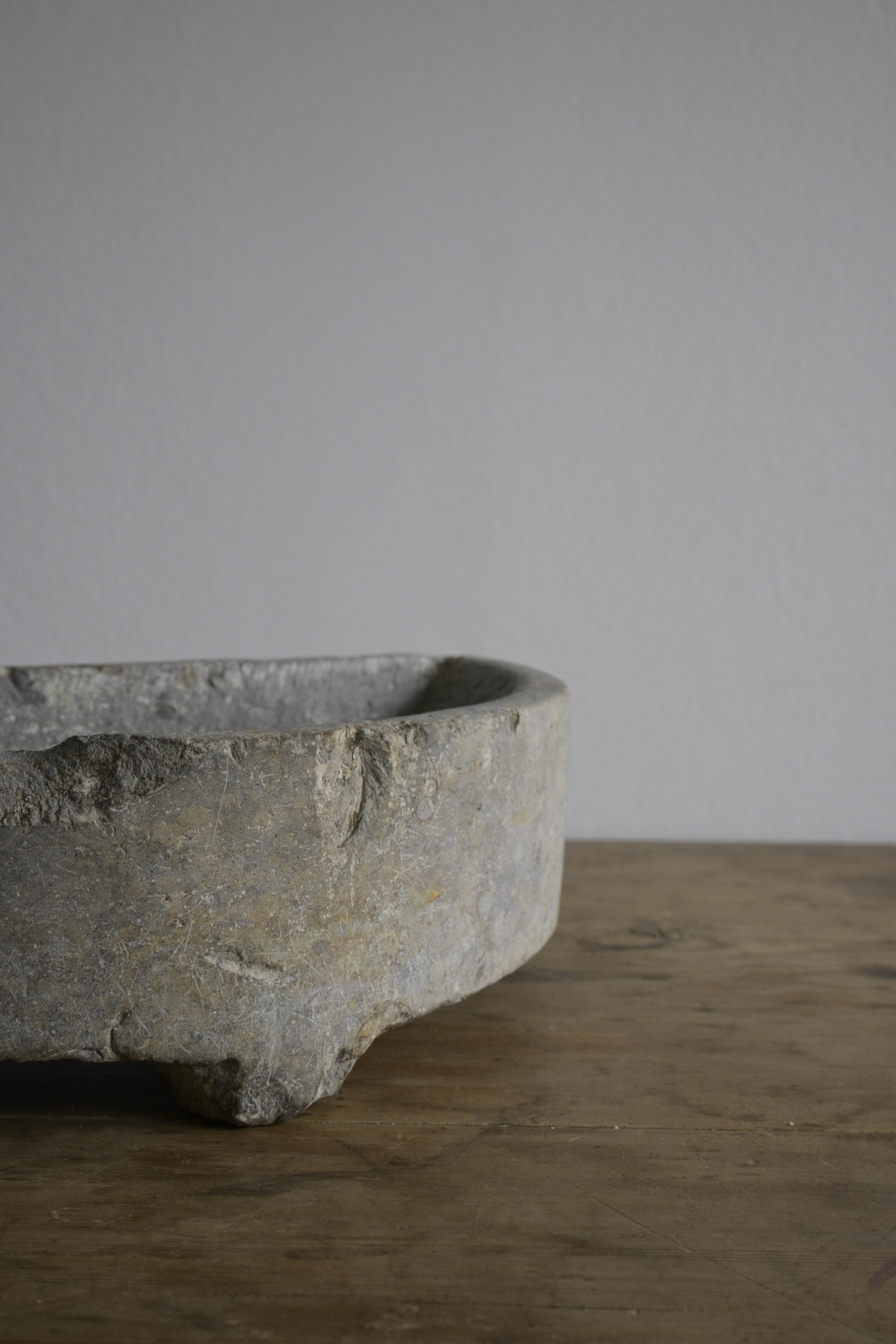 Scandinavo moderno Rara tazza da sputo svedese in pietra calcarea di Öland dei primi anni del 1800 in vendita