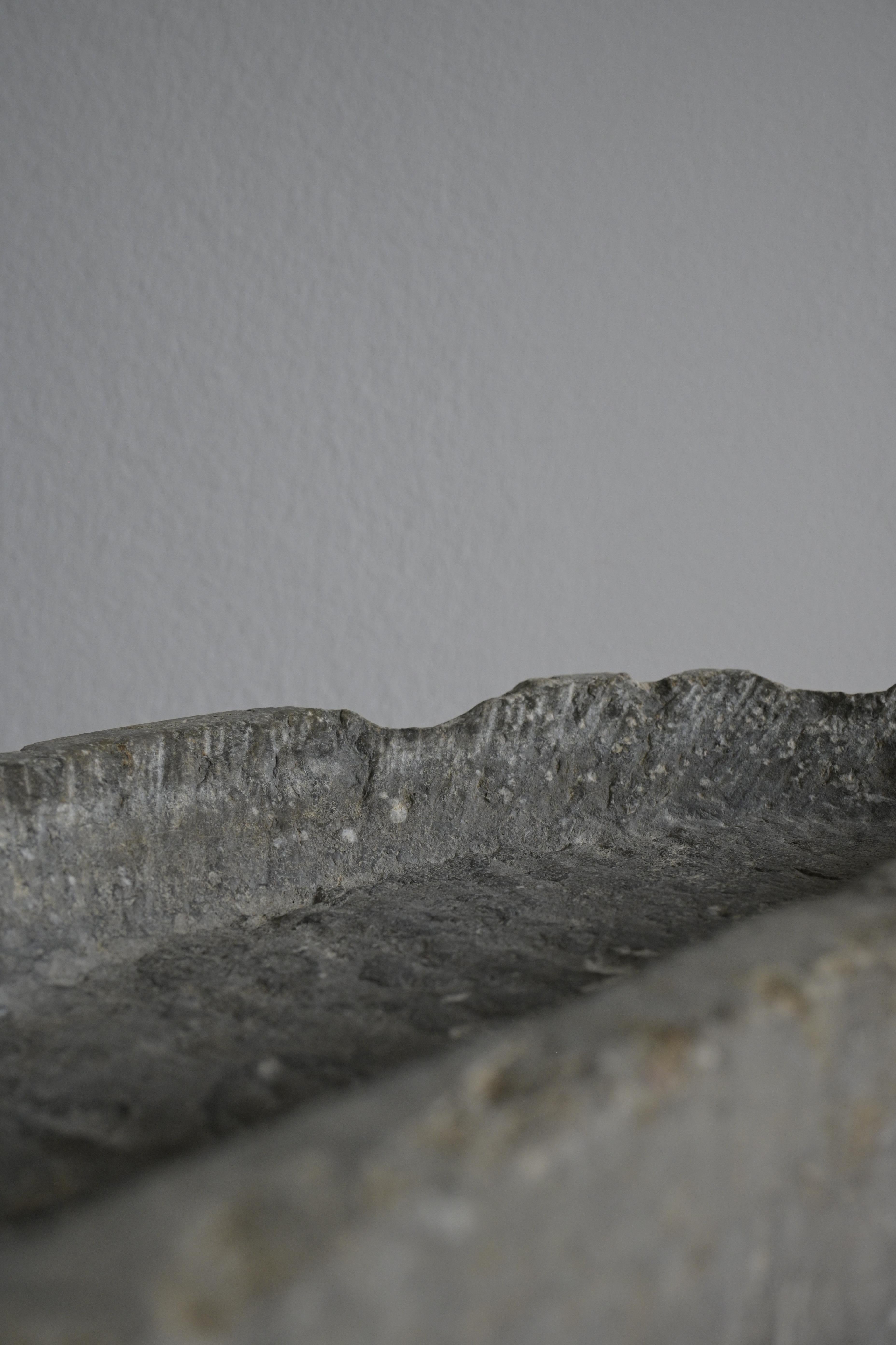 Intagliato Rara tazza da sputo svedese in pietra calcarea di Öland dei primi anni del 1800 in vendita