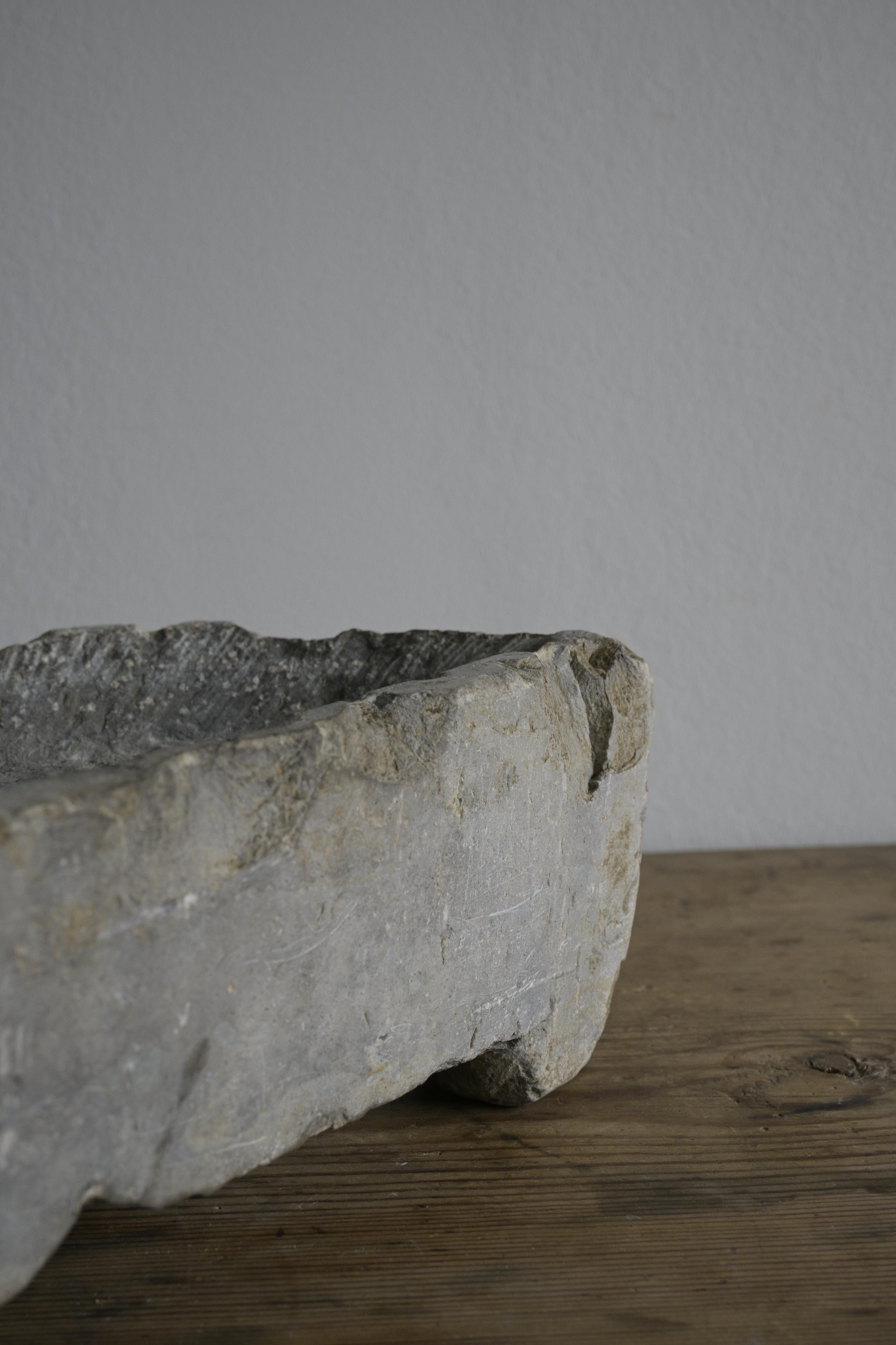 XVIII secolo Rara tazza da sputo svedese in pietra calcarea di Öland dei primi anni del 1800 in vendita