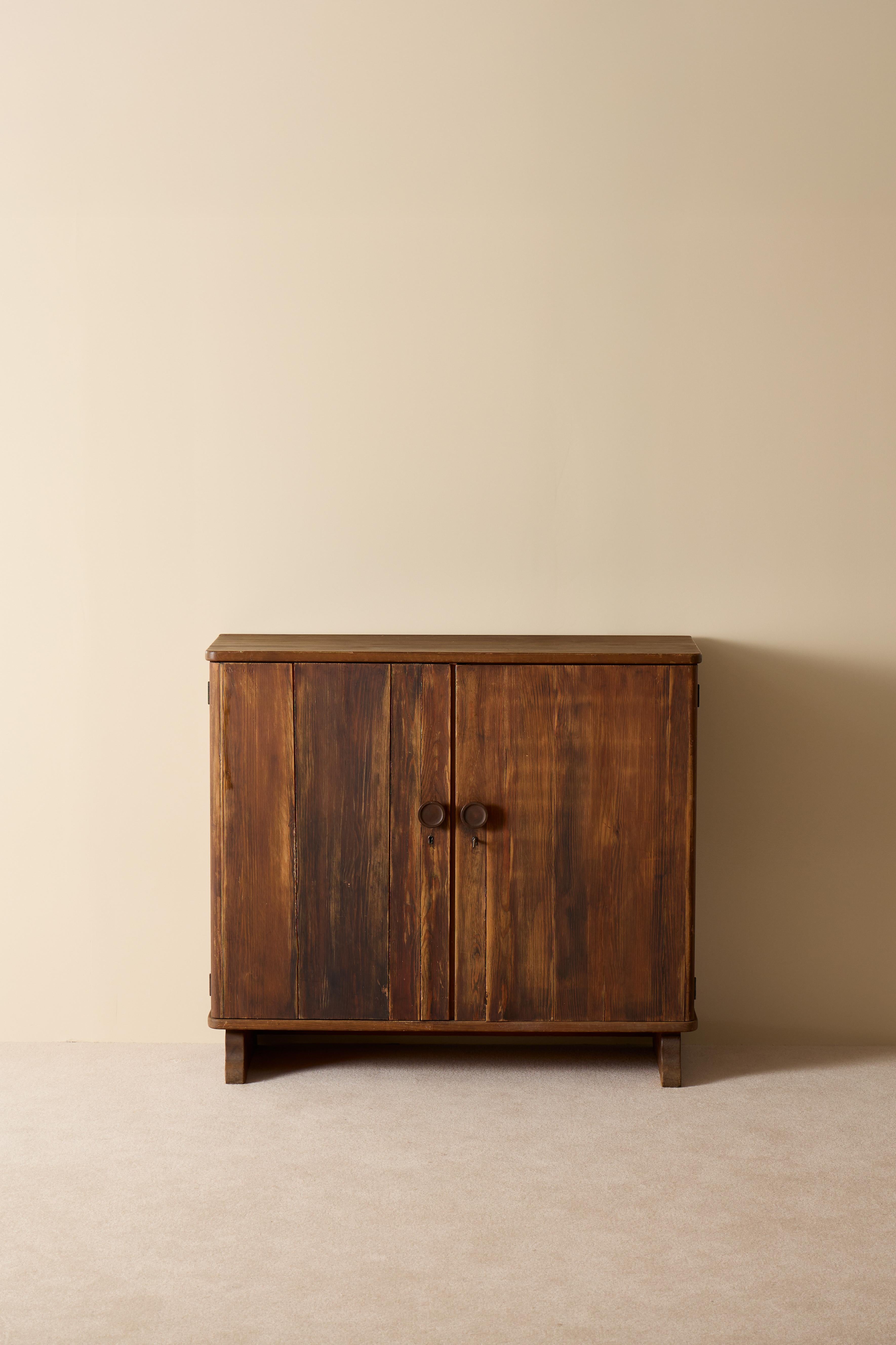 Seltener schwedischer, dunkel gebeizter Kiefernschrank mit schöner Patina. 
Hergestellt in Schweden, Ende der 1930er Jahre. 