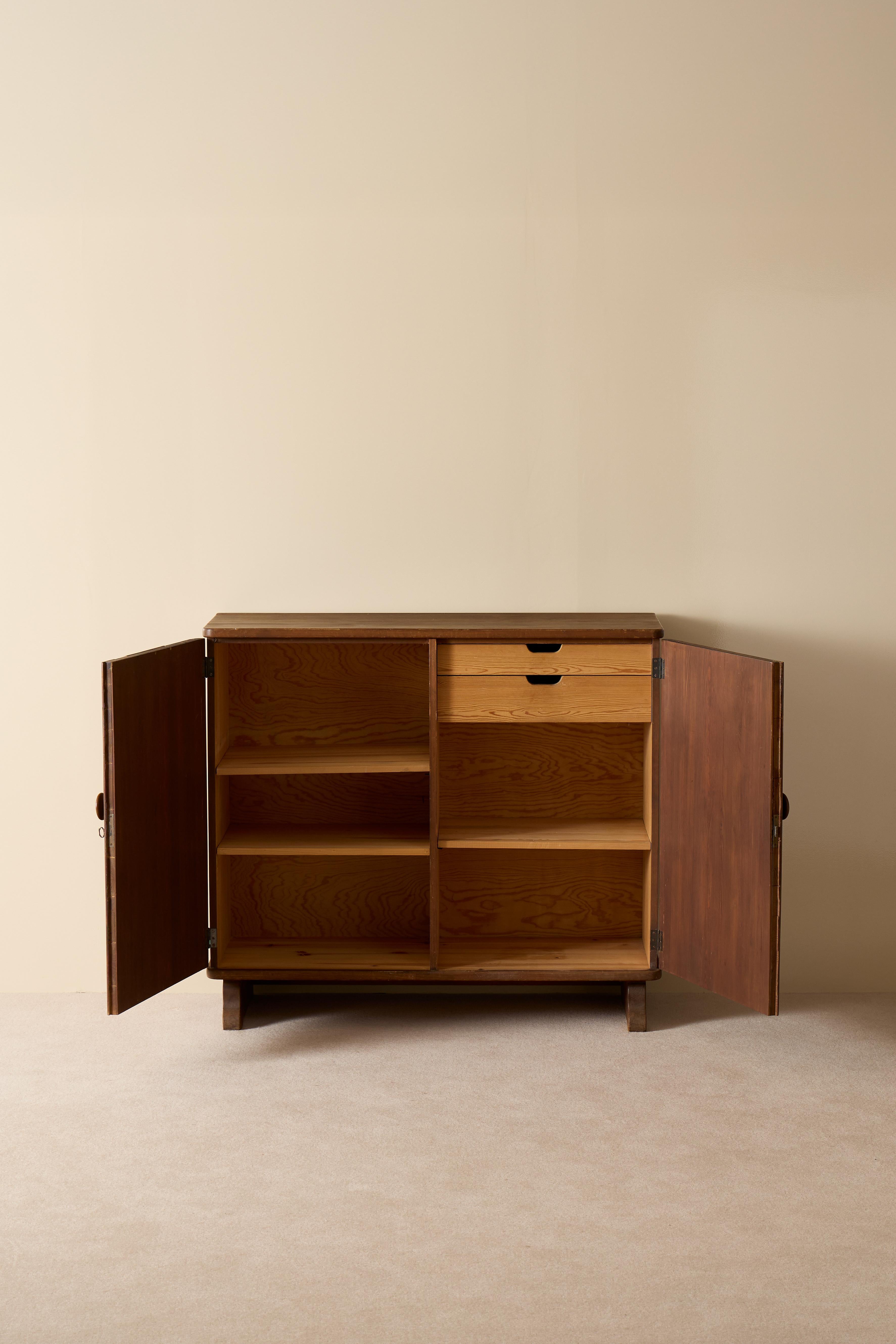 Seltener Schrank aus schwedischem Kiefernholz, 1930er Jahre (Schwedisch) im Angebot