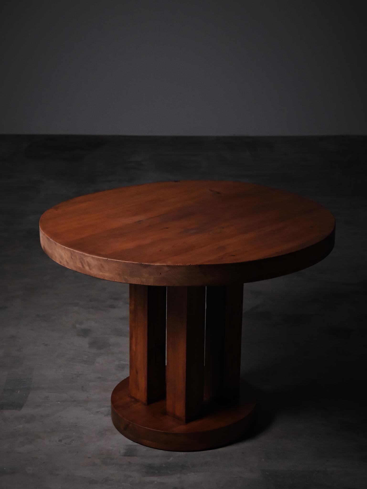 Rara y singular mesa sueca de pino de los años 30, obra de un fabricante desconocido.

Hecha de pino macizo, la mesa presenta una rica pátina envejecida de forma natural, un armazón robusto y bien proporcionado, y unas líneas atrevidas y