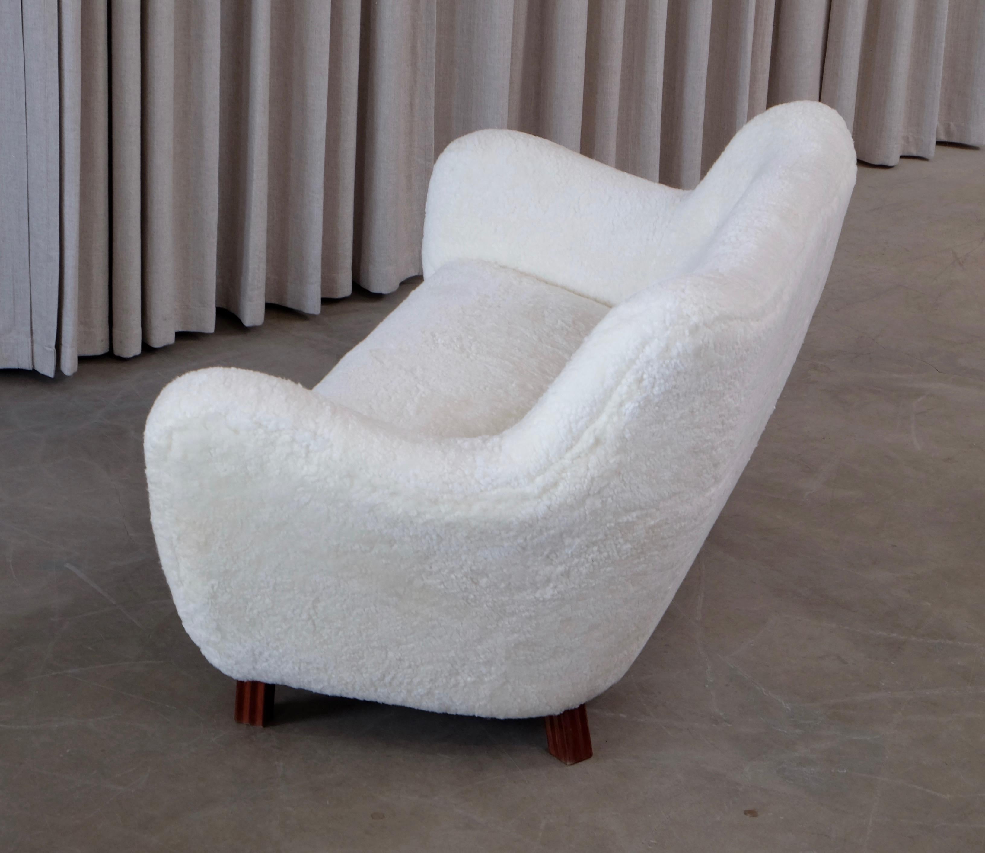 Re-upholstered in white sheepskin.
Produced by Sten Wicéns Möbelfabrik, Sweden, 1950s.
Pair of matching easy chairs of the same model also available.
Excellent condition.