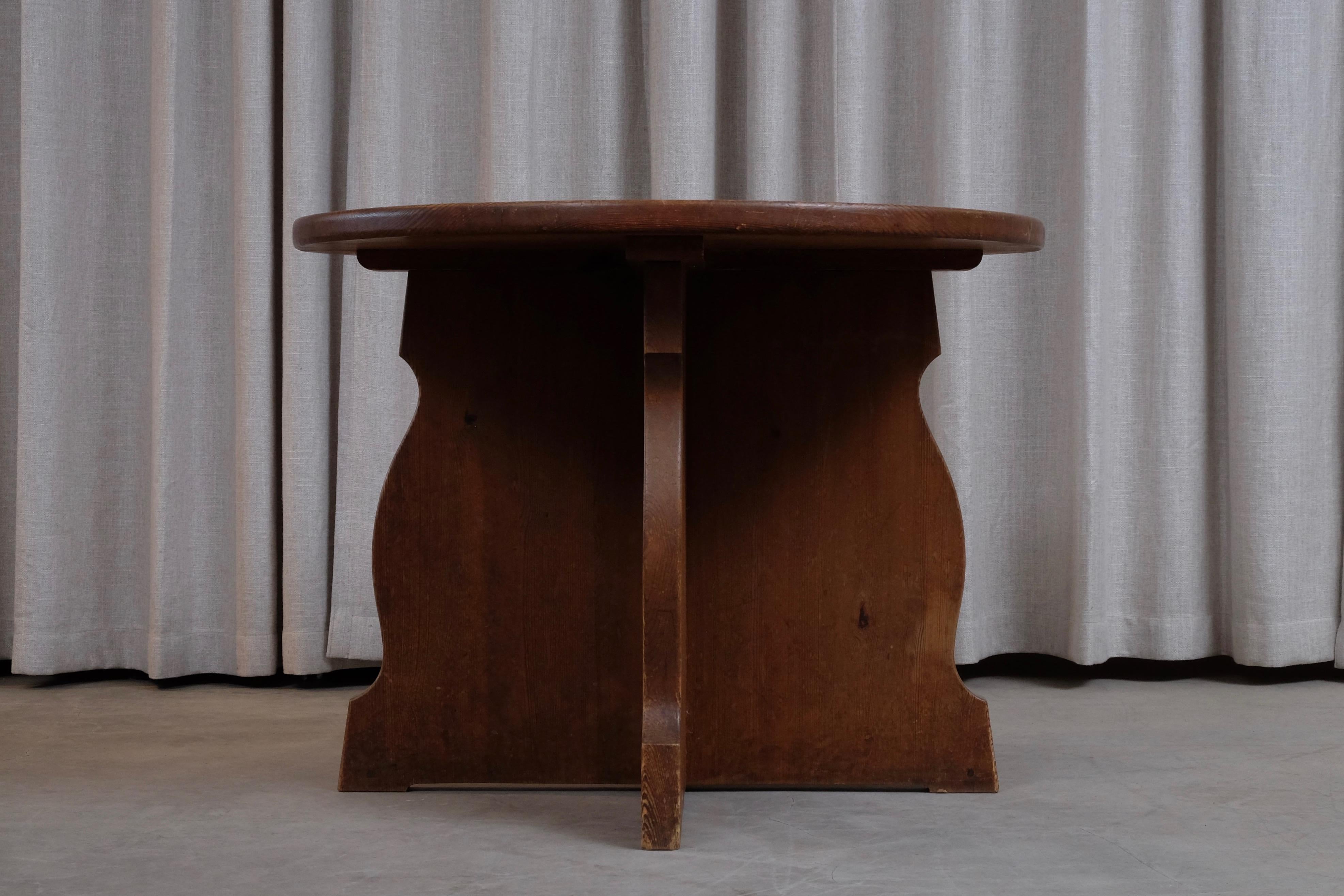 Lovely side table or coffee table in dark stained pine. Produced in Sweden, early 1940s.
Please note: set of 6 chairs, cabinet and dining table available from the same series.
