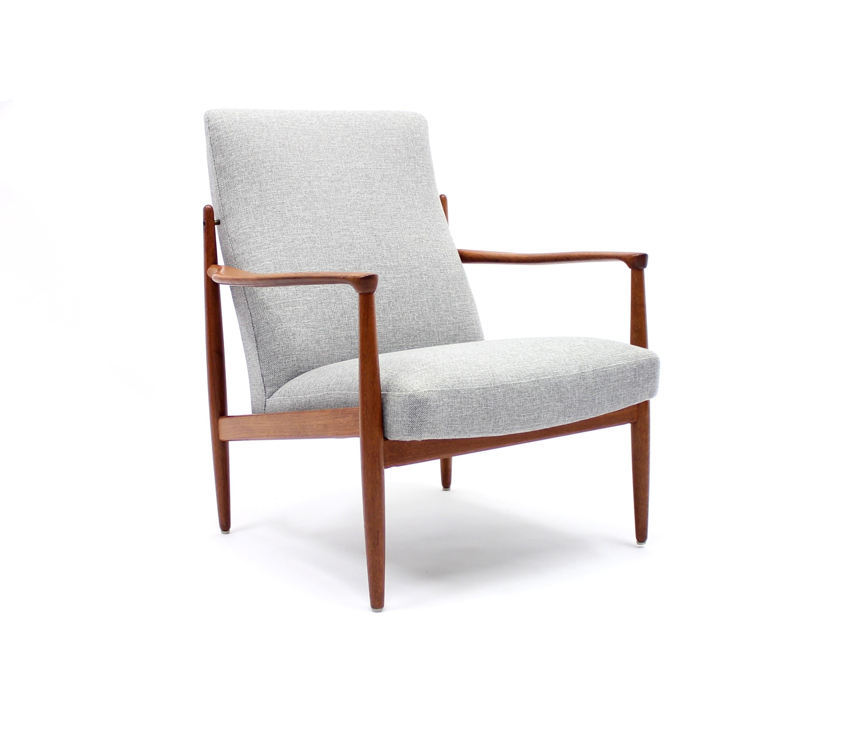 Rare easy 1960s chair from Swedish manufacturer Bröderna Andersson. Most likely designed by Bertil Fridhagen who did most of the designs for the firm during this period. Nice detail with the brass stem that holds the back in place between the frame