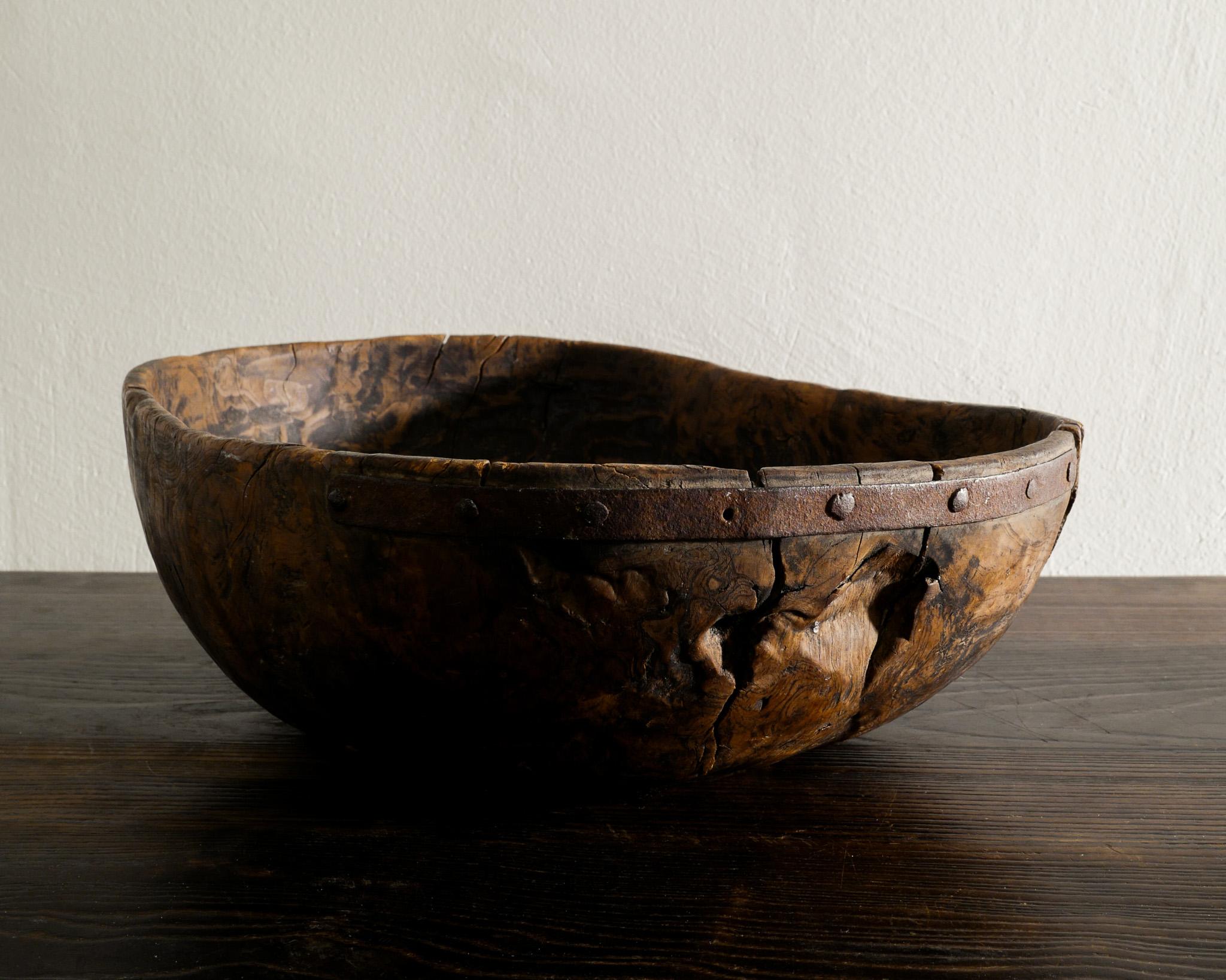 Rare Swedish Wooden Bowl in Birch Wood and Wabi Sabi Style Produced 1793 In Good Condition For Sale In Stockholm, SE