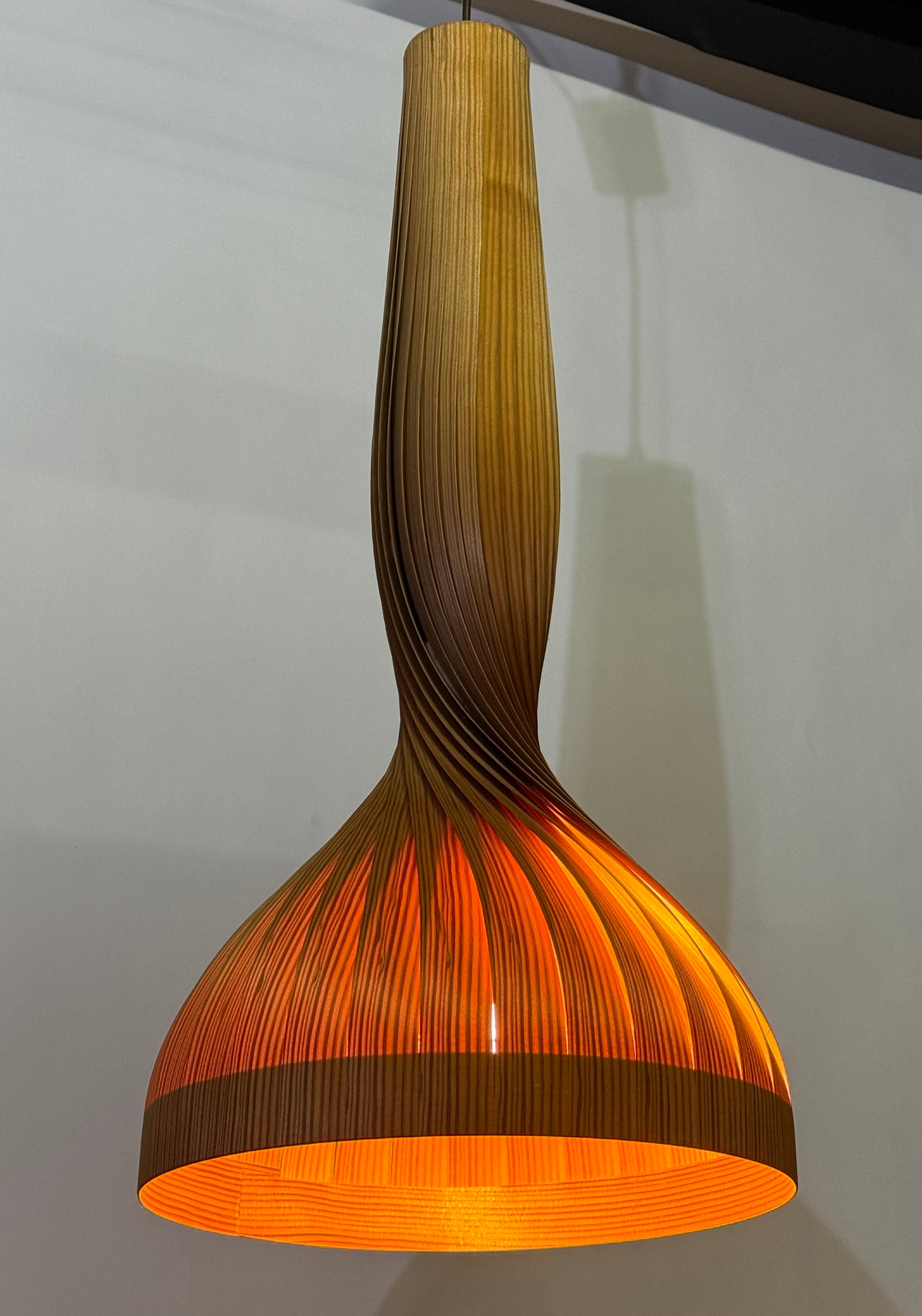 Raro pendente moderno scandinavo in impiallacciatura di pino di Hans-Agne Jakobsson per Ellysett, Svezia, anni '60 circa.
Misure:
- Altezza: 28,93 pollici - (solo apparecchio) 
- Max. Altezza 78,74 pollici 
- Diametro: 13,38 pollici
Attacco: uno x