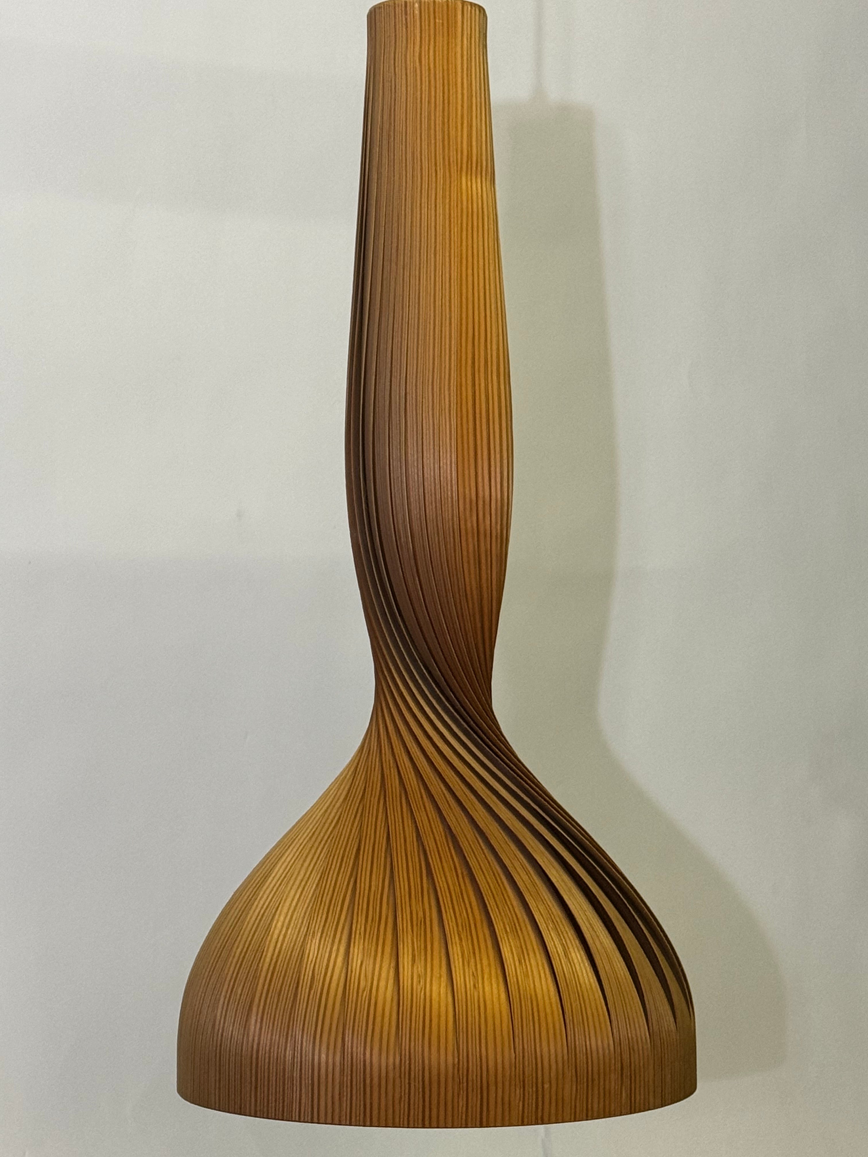 Scandinavo moderno Ciondolo a forma di vortice di pino di Hans-Agne Jakobsson, Svezia, 1960 ca. in vendita