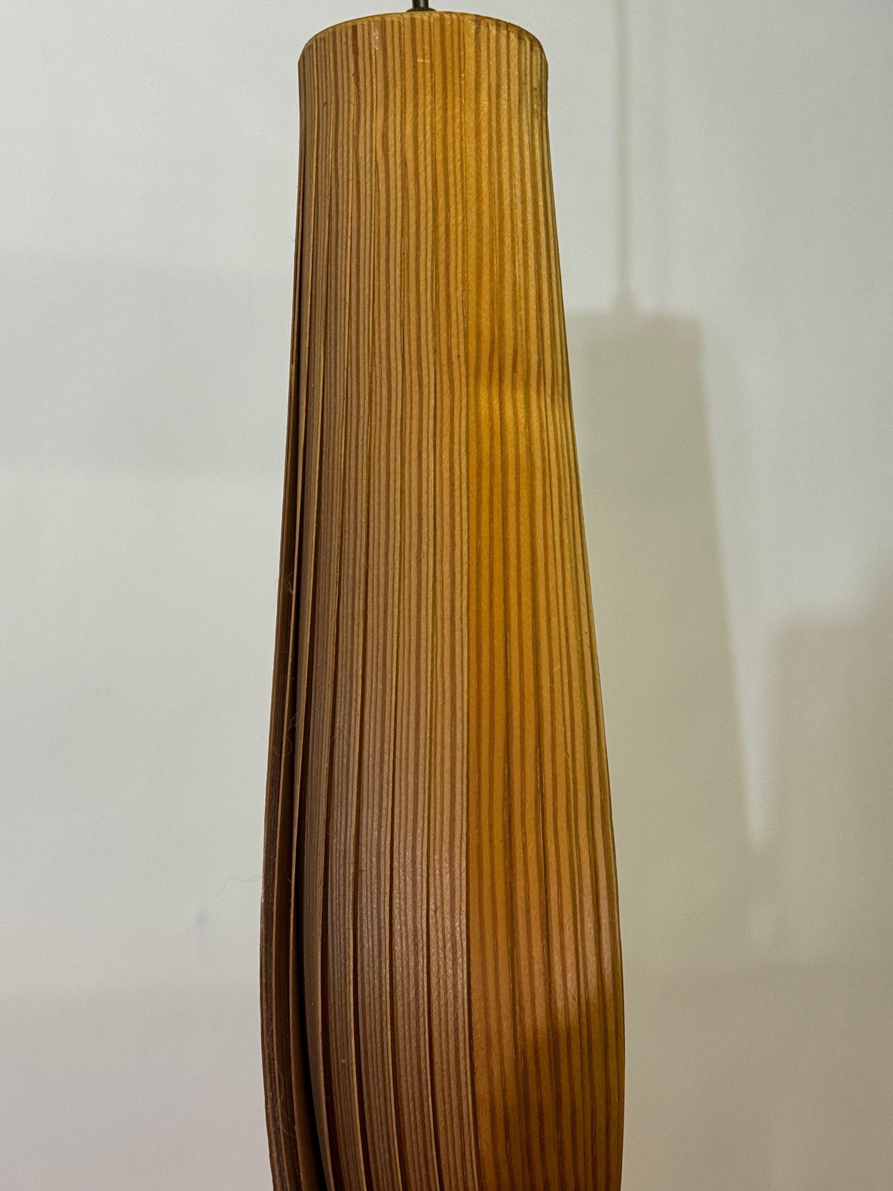 Metà XX secolo Ciondolo a forma di vortice di pino di Hans-Agne Jakobsson, Svezia, 1960 ca. in vendita