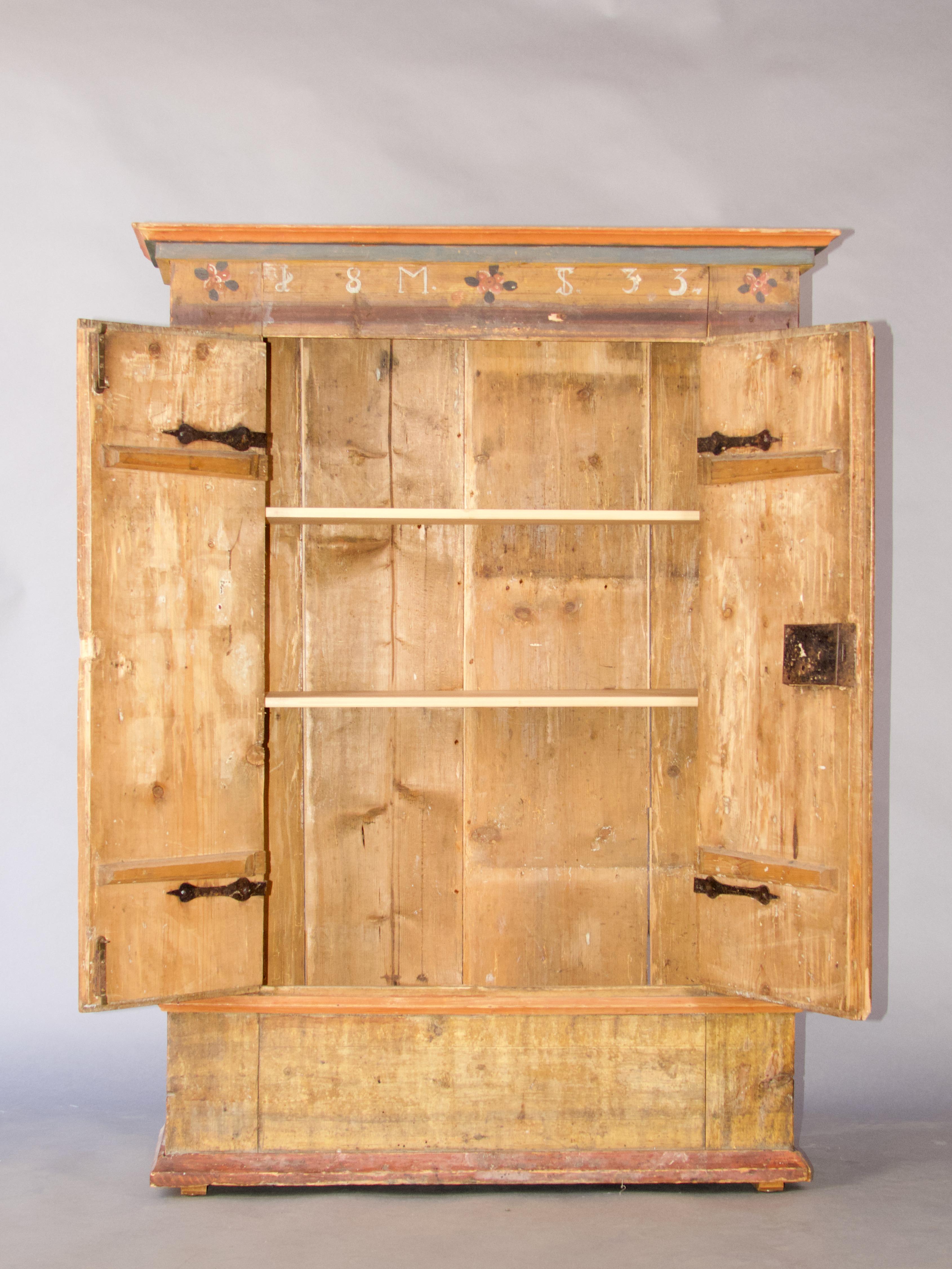 Rare armoire d'enfant peinte en alpage suisse, datée de 1833 en vente 2