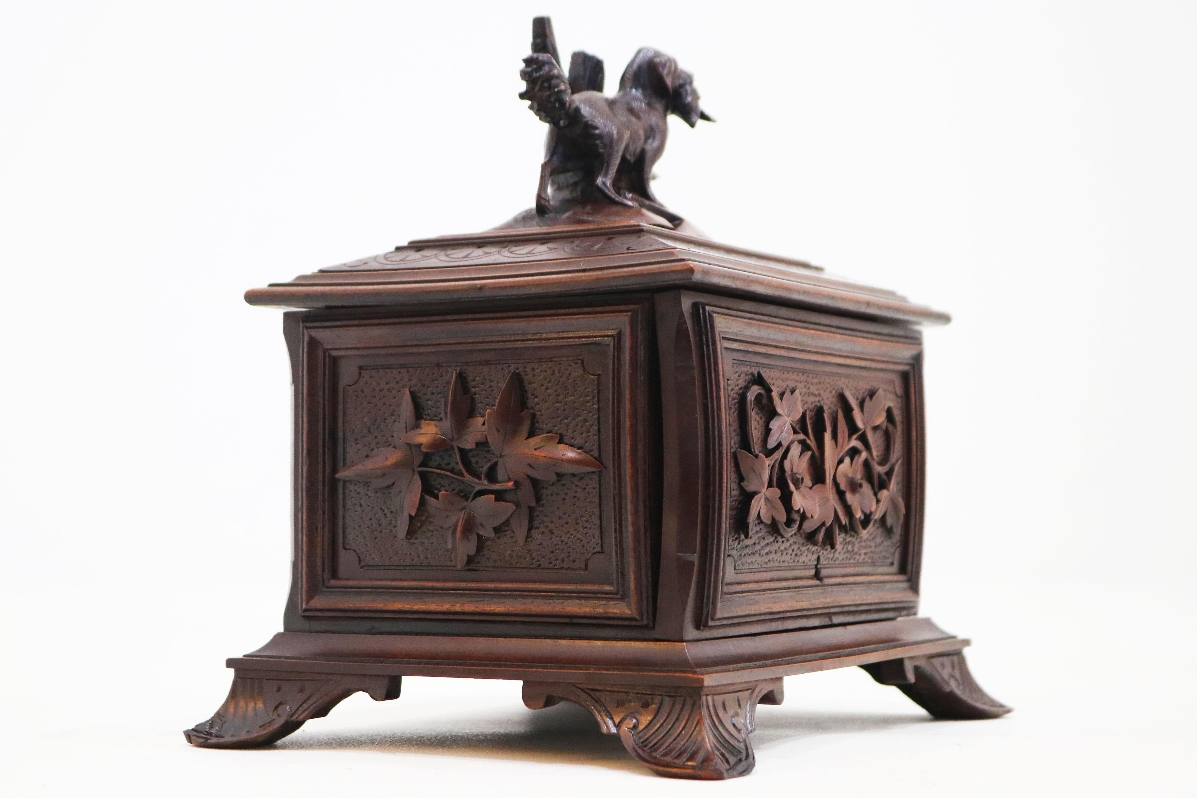 Rara scatola per sigari/umidificatore del XIX secolo della Black Forest svizzera con cane intagliato a mano in vendita 3