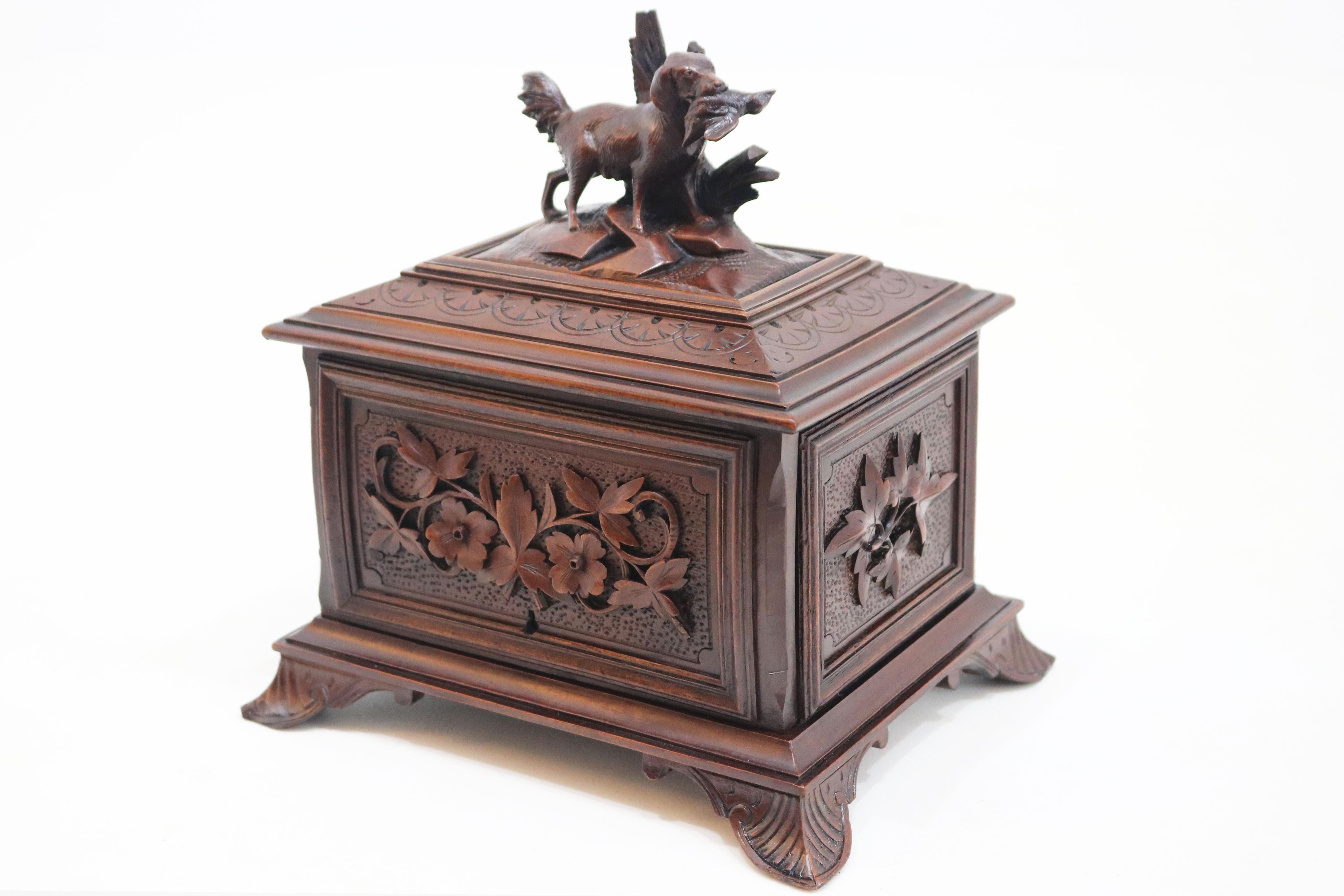 Rara scatola per sigari/umidificatore del XIX secolo della Black Forest svizzera con cane intagliato a mano in vendita 4