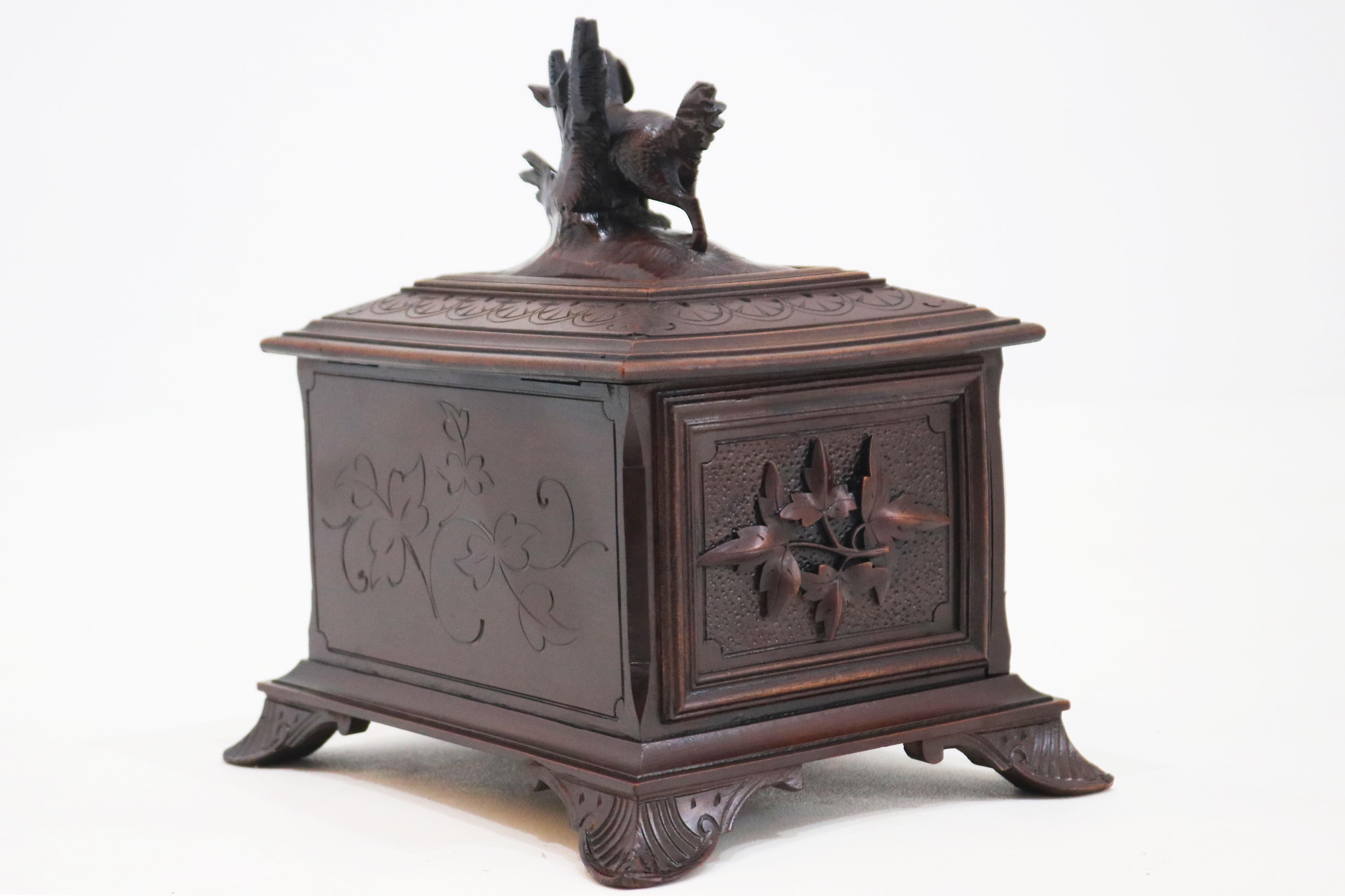 Rara scatola per sigari/umidificatore del XIX secolo della Black Forest svizzera con cane intagliato a mano in vendita 5