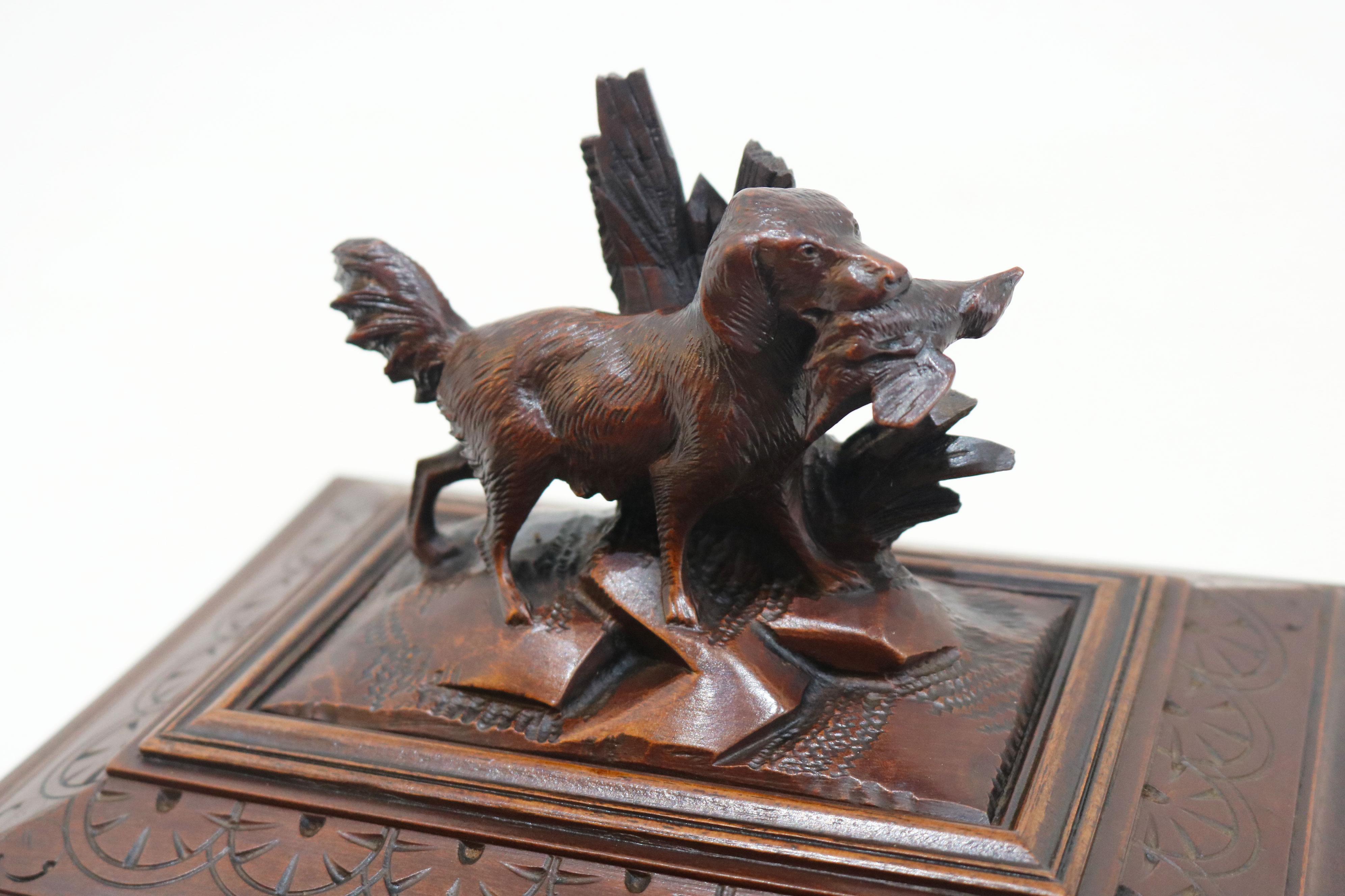 Un'elegante scatola di sigari svizzera del XIX secolo, squisitamente intagliata a mano e rifinita su tutti i lati con fitti motivi floreali e fogliati intrecciati, caratteristici del miglior artigianato della Black Forest. Ogni superficie mostra