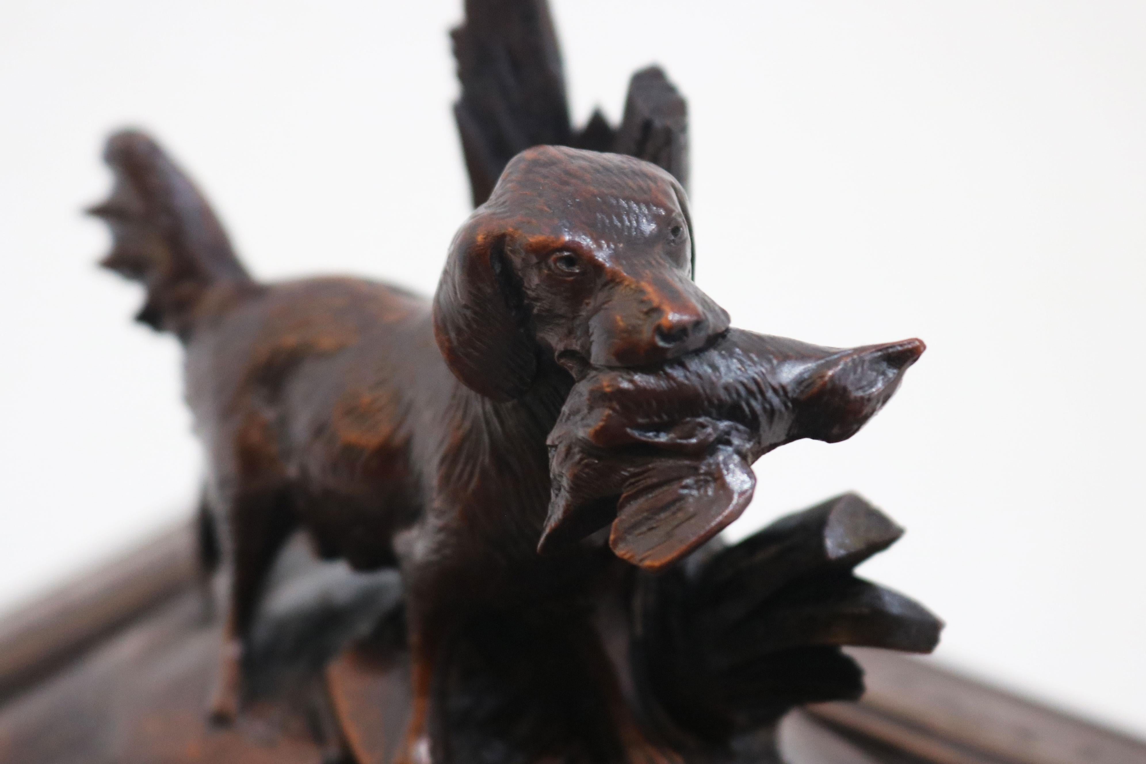 Foresta Nera Rara scatola per sigari/umidificatore del XIX secolo della Black Forest svizzera con cane intagliato a mano in vendita