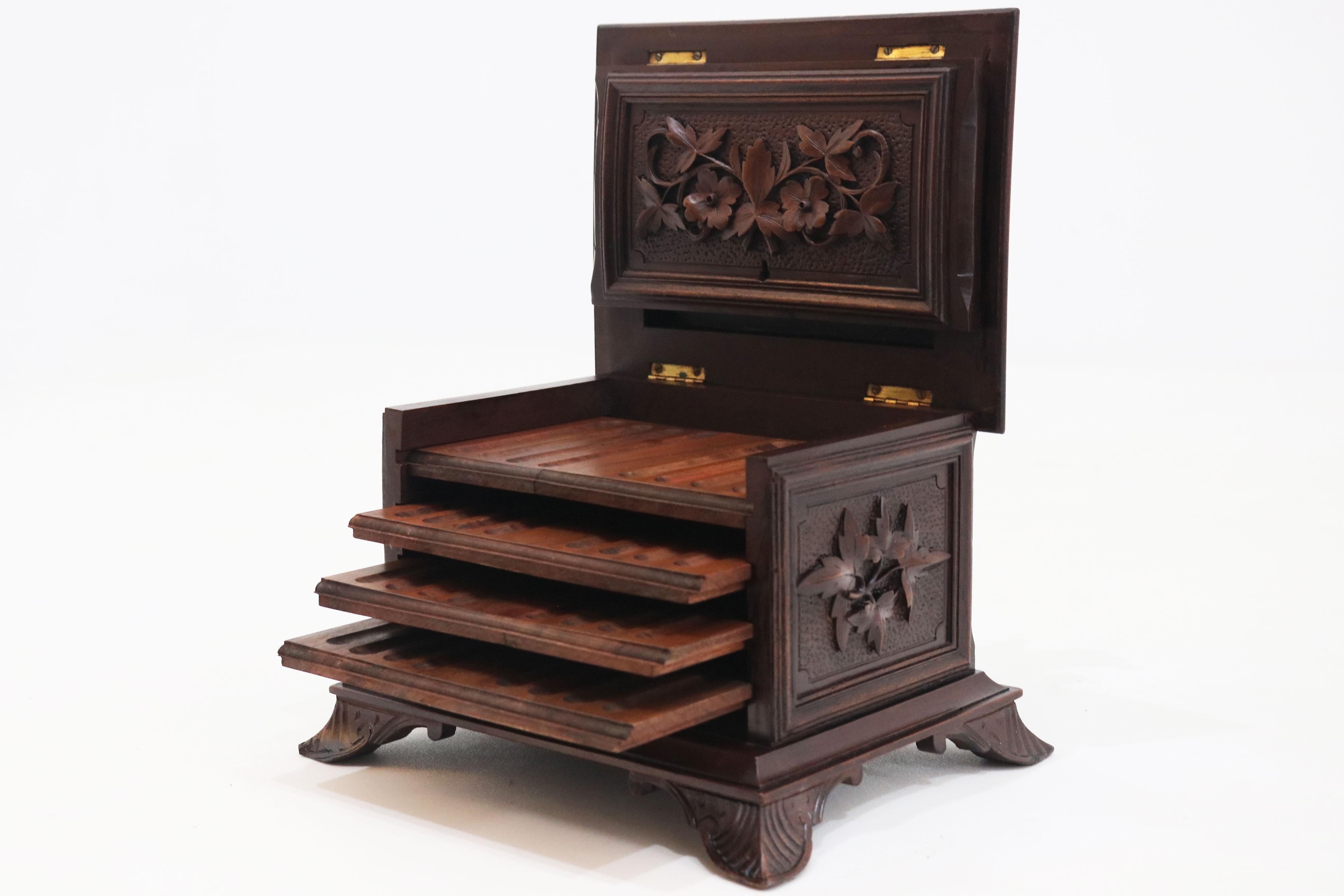 Svizzero Rara scatola per sigari/umidificatore del XIX secolo della Black Forest svizzera con cane intagliato a mano in vendita