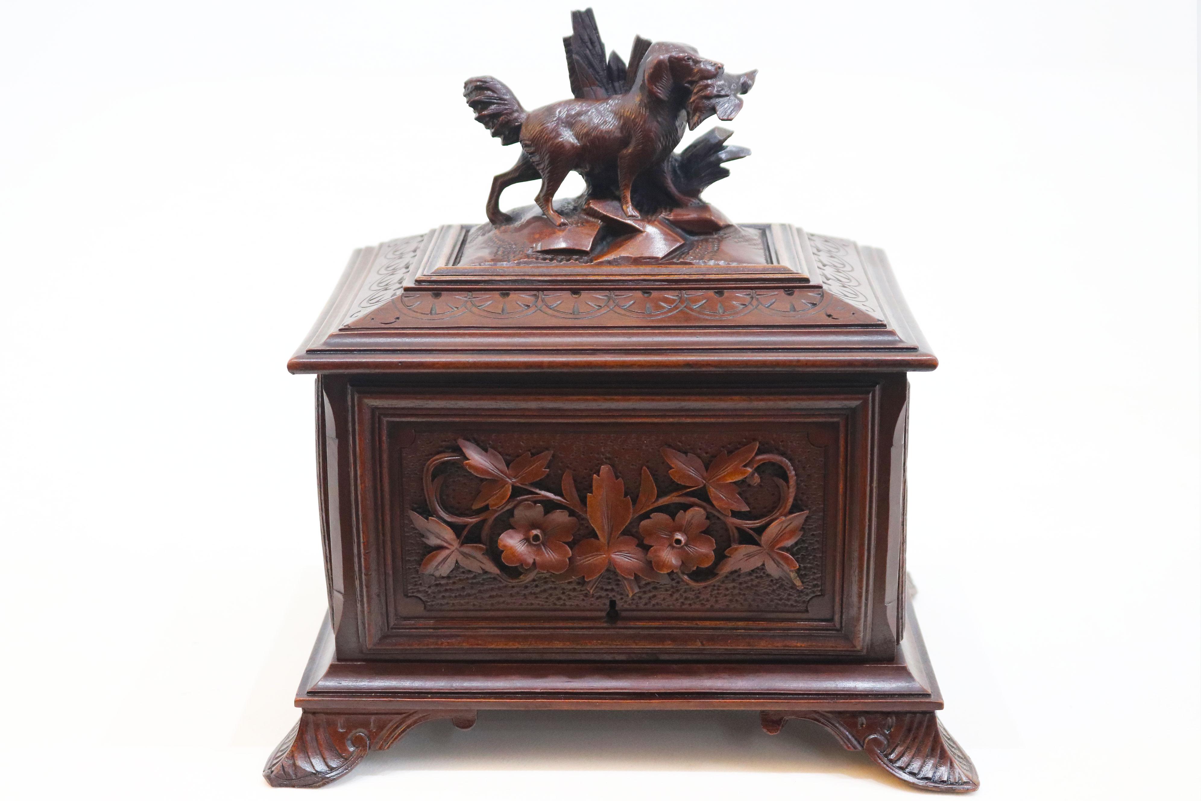 Intagliato a mano Rara scatola per sigari/umidificatore del XIX secolo della Black Forest svizzera con cane intagliato a mano in vendita