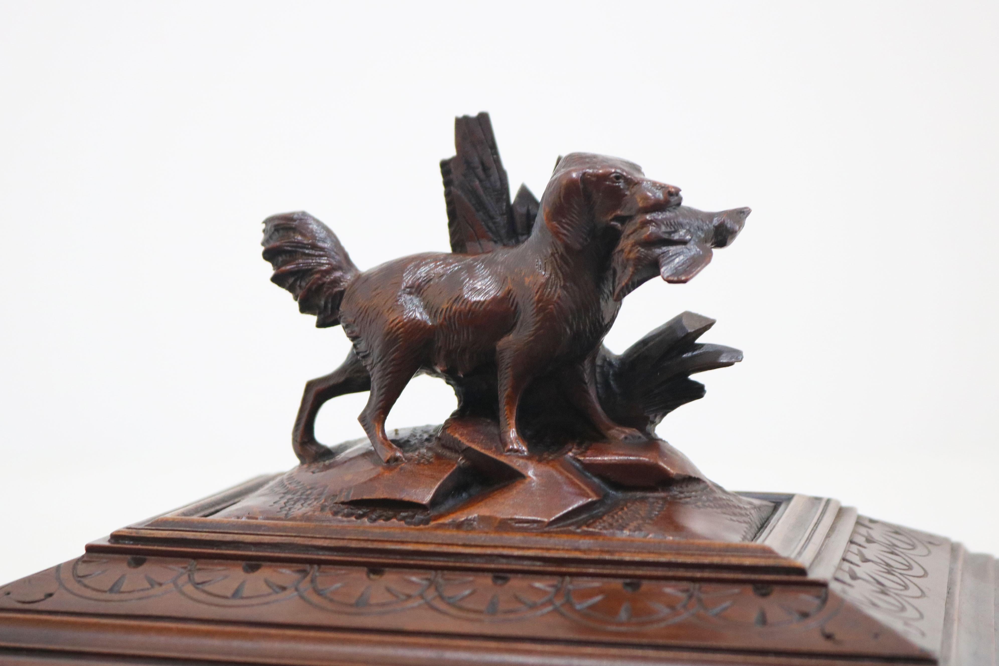 Rara scatola per sigari/umidificatore del XIX secolo della Black Forest svizzera con cane intagliato a mano In condizioni buone in vendita a Ijzendijke, NL