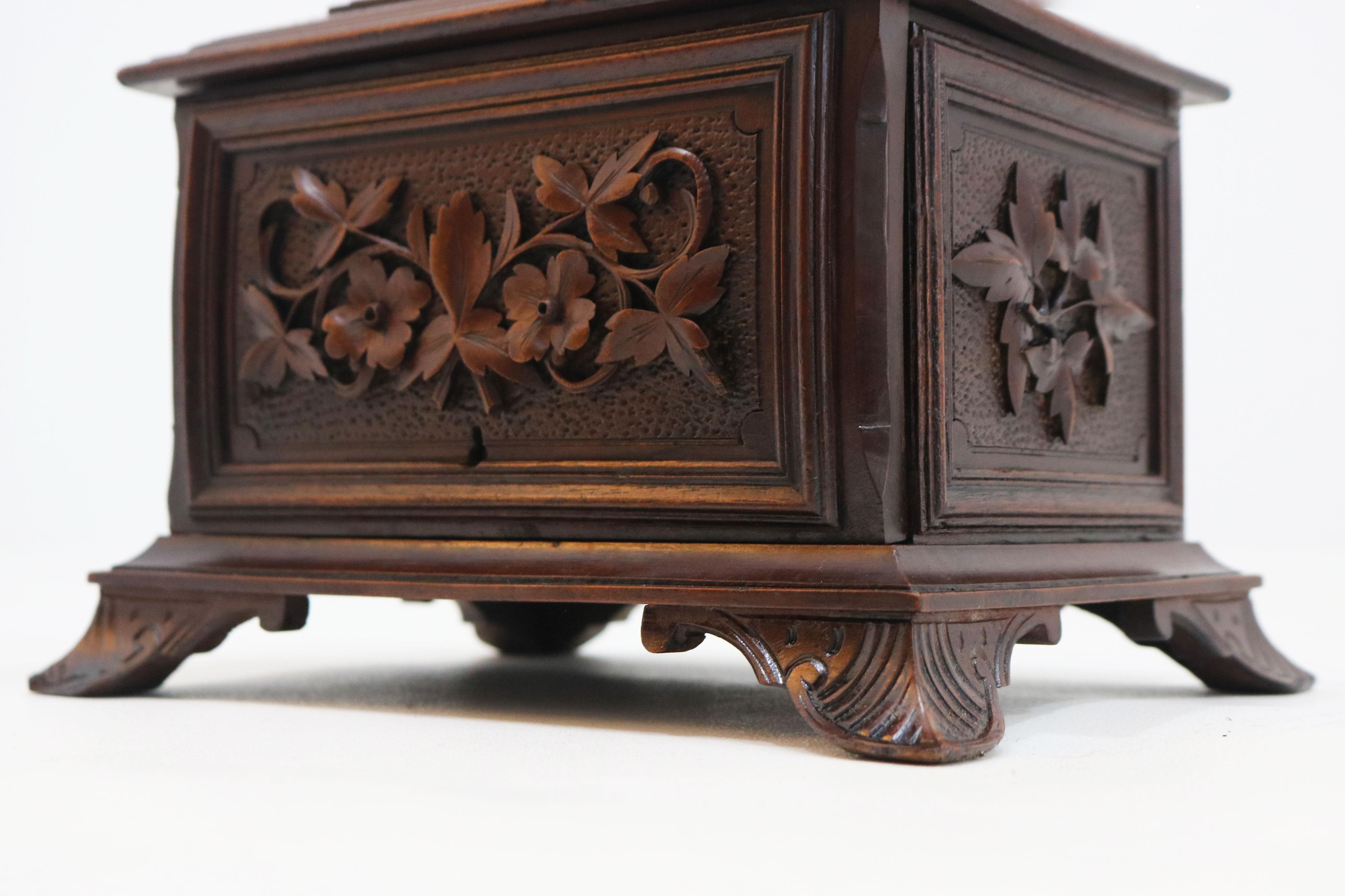 Legno Rara scatola per sigari/umidificatore del XIX secolo della Black Forest svizzera con cane intagliato a mano in vendita