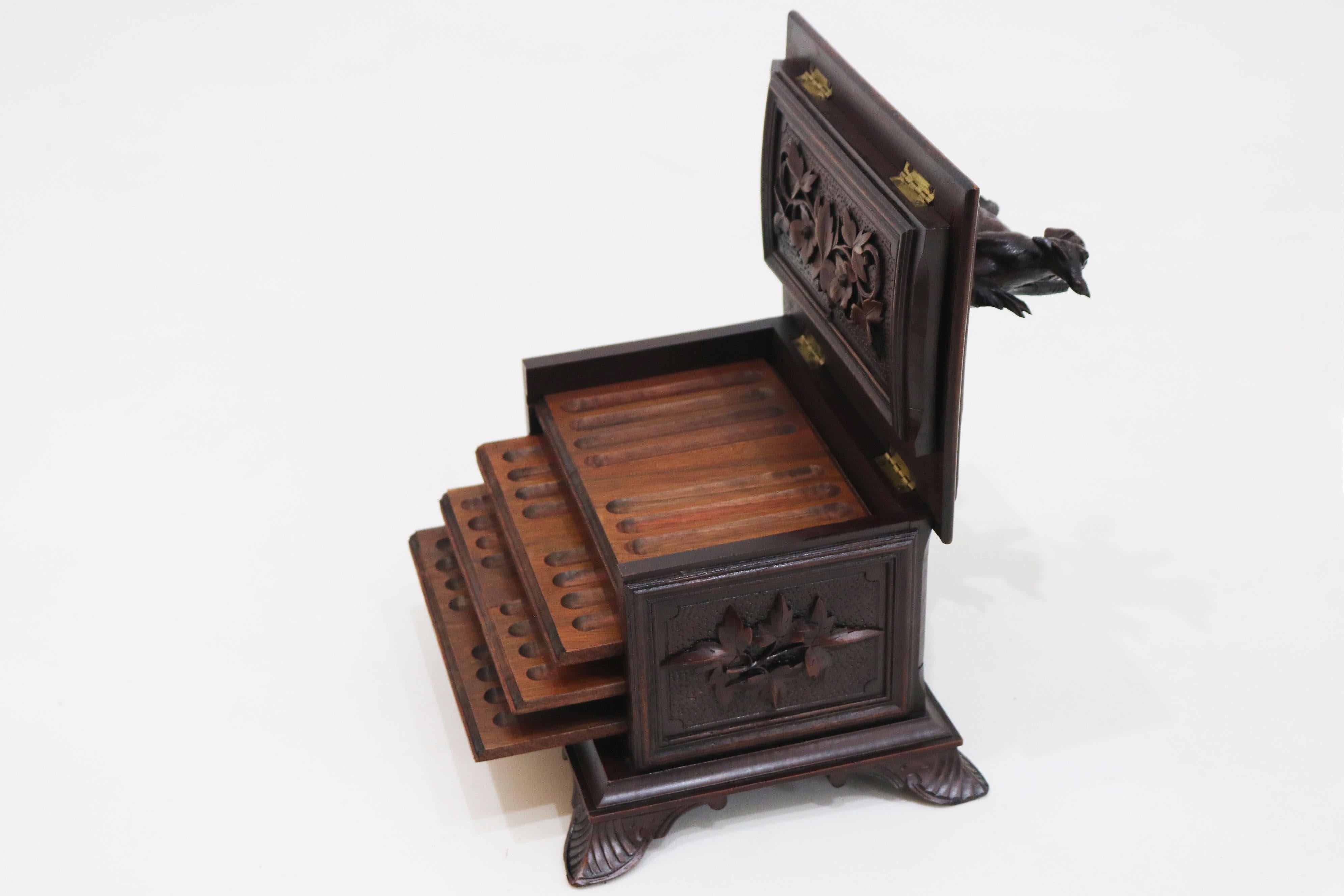 Rara scatola per sigari/umidificatore del XIX secolo della Black Forest svizzera con cane intagliato a mano in vendita 1