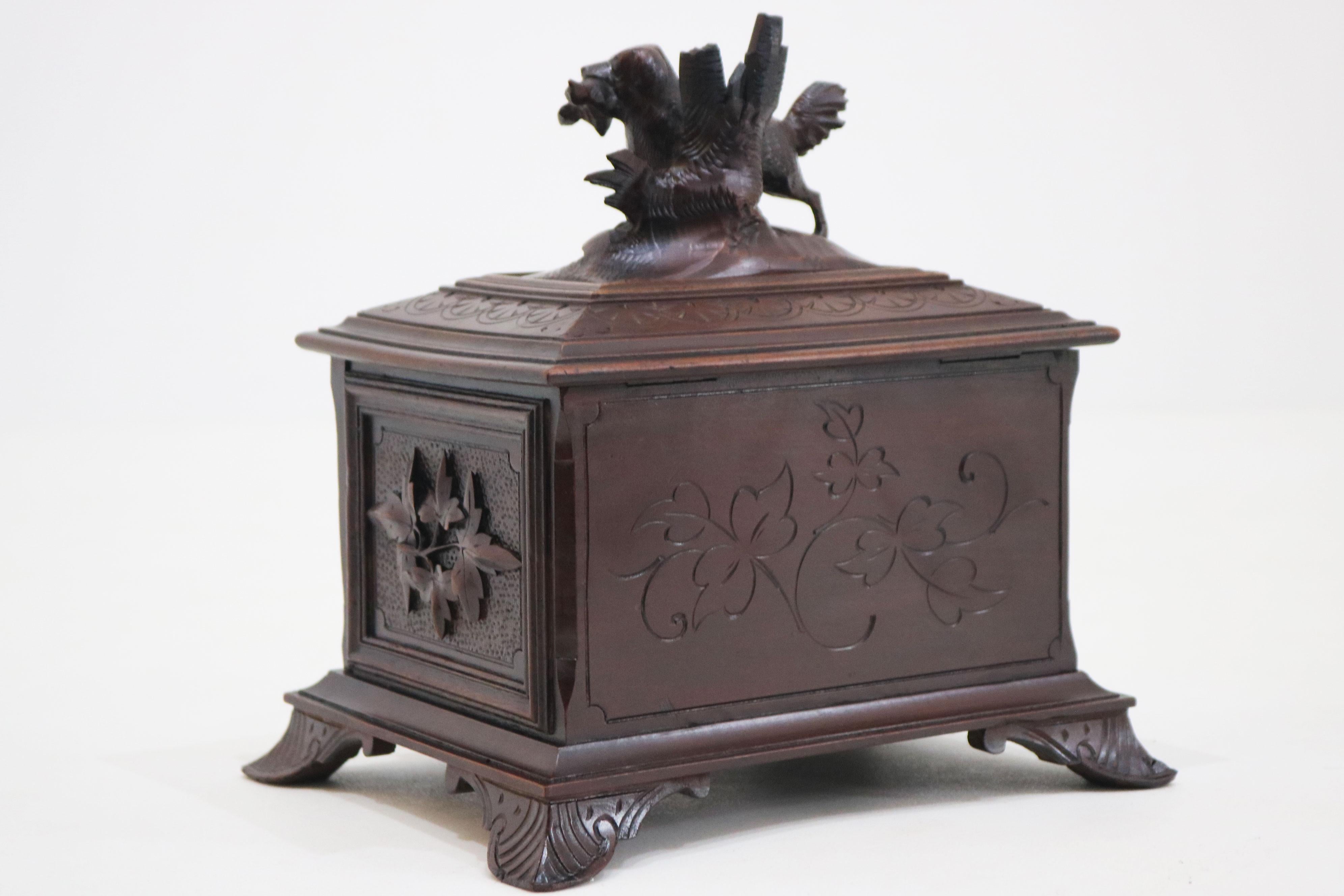 Rara scatola per sigari/umidificatore del XIX secolo della Black Forest svizzera con cane intagliato a mano in vendita 2