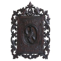Rare armoire à clés Black Forest, armoire à couloir suspendue, sculptée à la main, avec motifs floraux