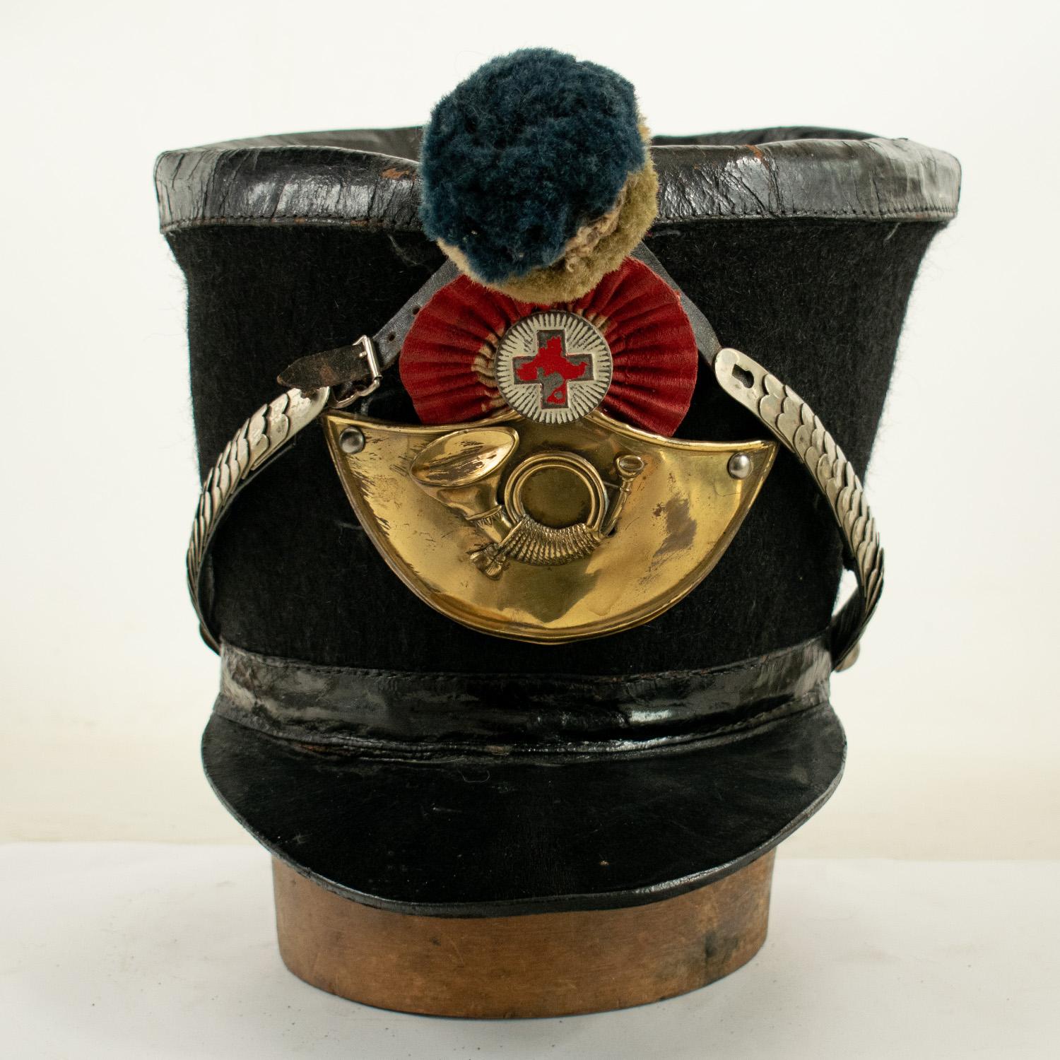 RARE SWISS MODEL 1830 BELL TOP SHAKO TO A JAGER REGIMENT 

Constructed of felt body with solid leather peak, band and top (misshaped), white metal chin scales , red cockade with Swiss devise of red cross on a white background, brass plate with