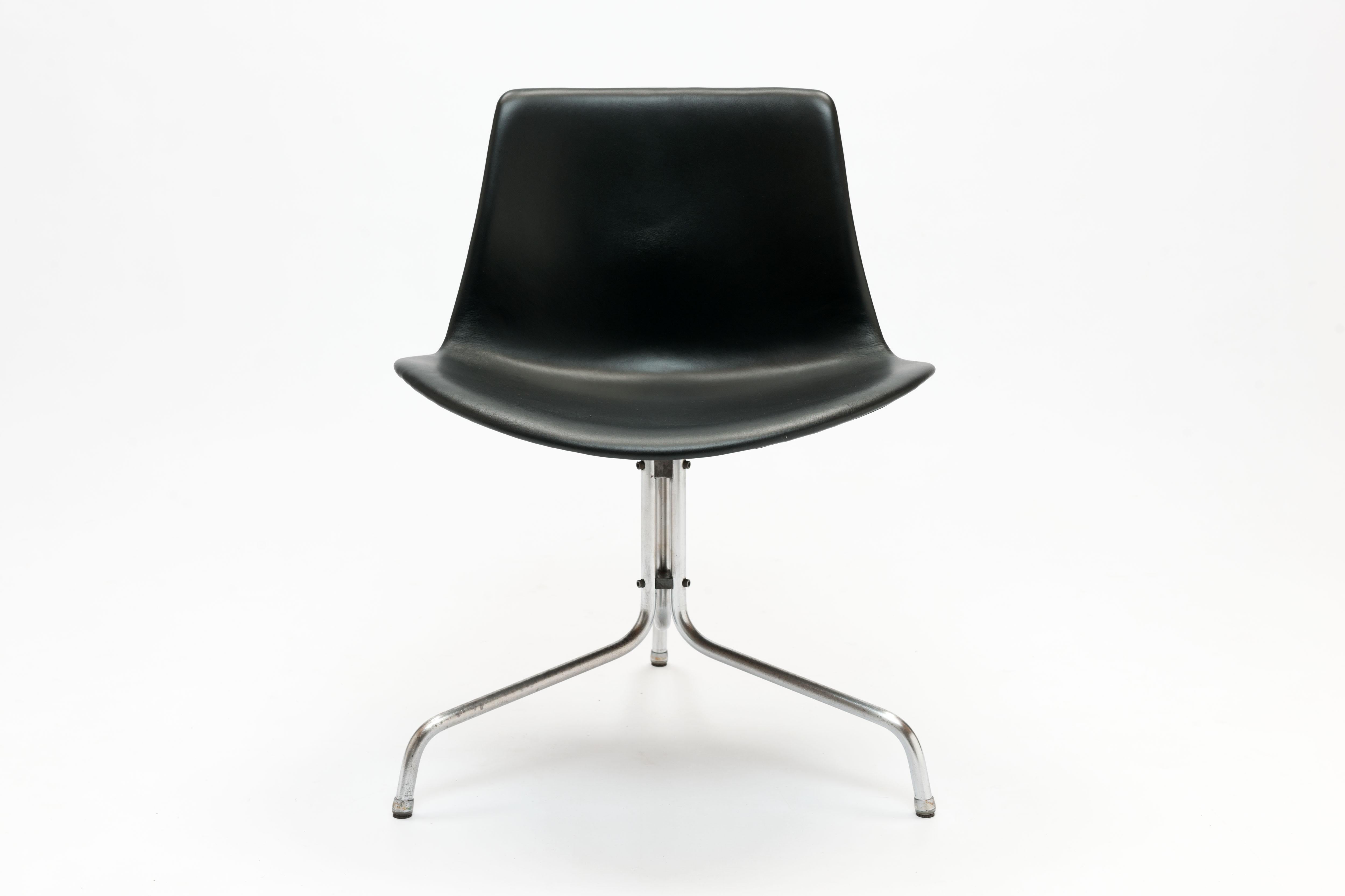 Rare model BO611 swivel chair by Jorgen Kastholm & Preben Fabricius, manufactured by Bo-Ex Denmark from 1968.
Fibreglass reinforced polyester shell upholstered in a beautiful heavy quality black aniline leather on signature characteristic