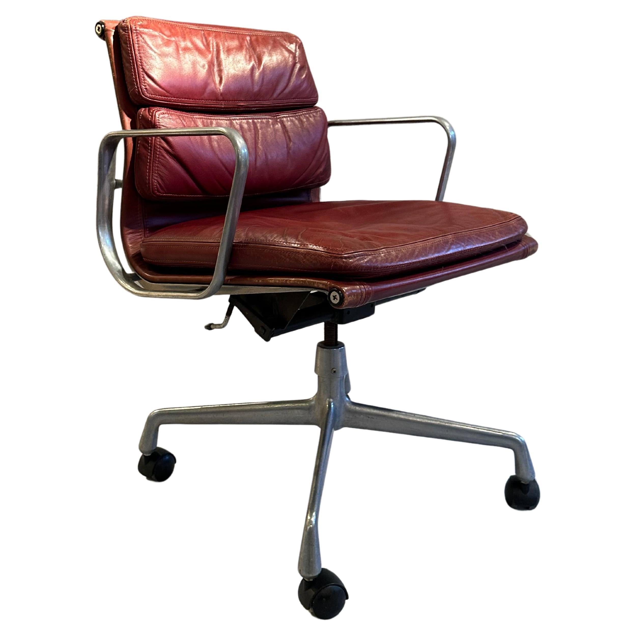 Mid century Eames chair for ICF c1970

On wheels. Fully adjustable height. With tilt

Lovely patina to original oxblood leather

