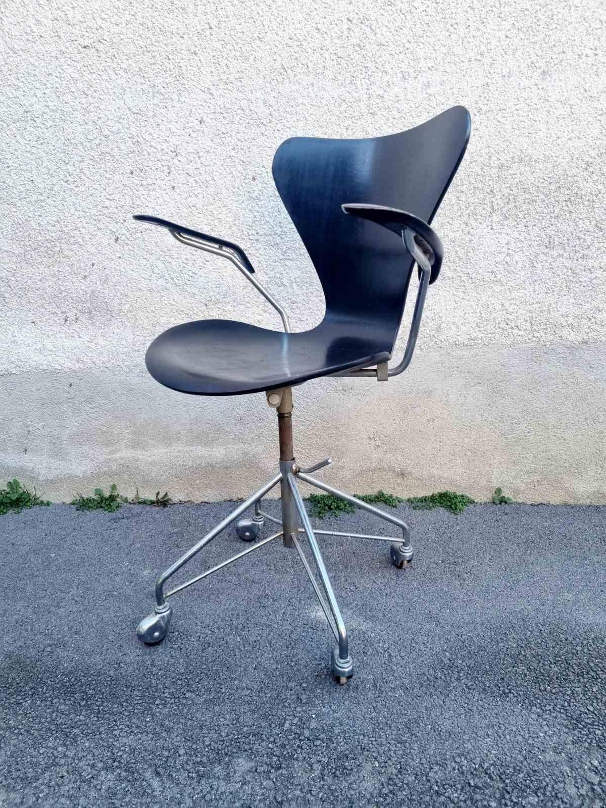 Sehr seltener Schreibtisch-Drehstuhl Modell 3217 mit Armlehne, entworfen von Arne Jacobsen für Fritz Hansen.
Original Label
Original Vier-Sterne-Drehfuß aus der ersten Serie.
Der Stuhl wurde 1966 hergestellt. Nummer 0166