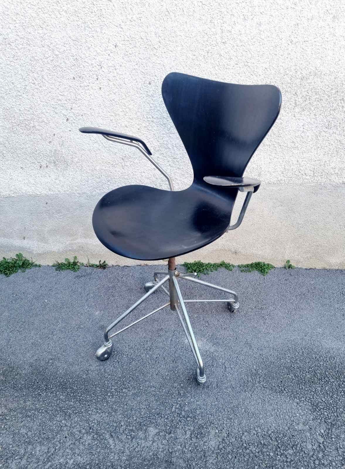 Seltener drehbarer Schreibtischstuhl Modell 3217 von Arne Jacobsen für Fritz Hansen, Dänemark 60er Jahre im Zustand „Gut“ im Angebot in Lucija, SI
