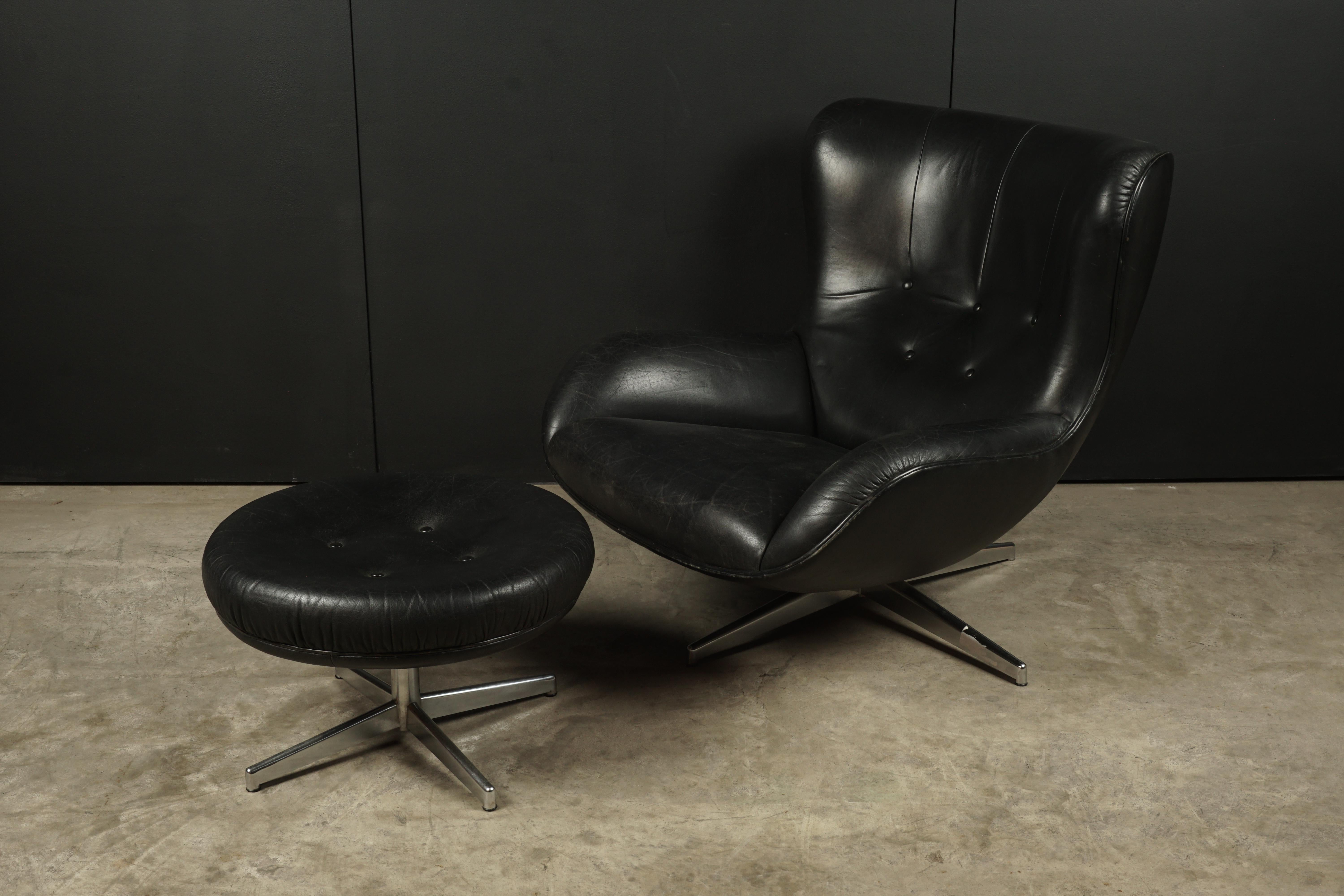 Rare Swivel lounge chair and ottoman by Illum Wikkelsø, Denmark, 1960s. Original black buttoned leather upholstery.