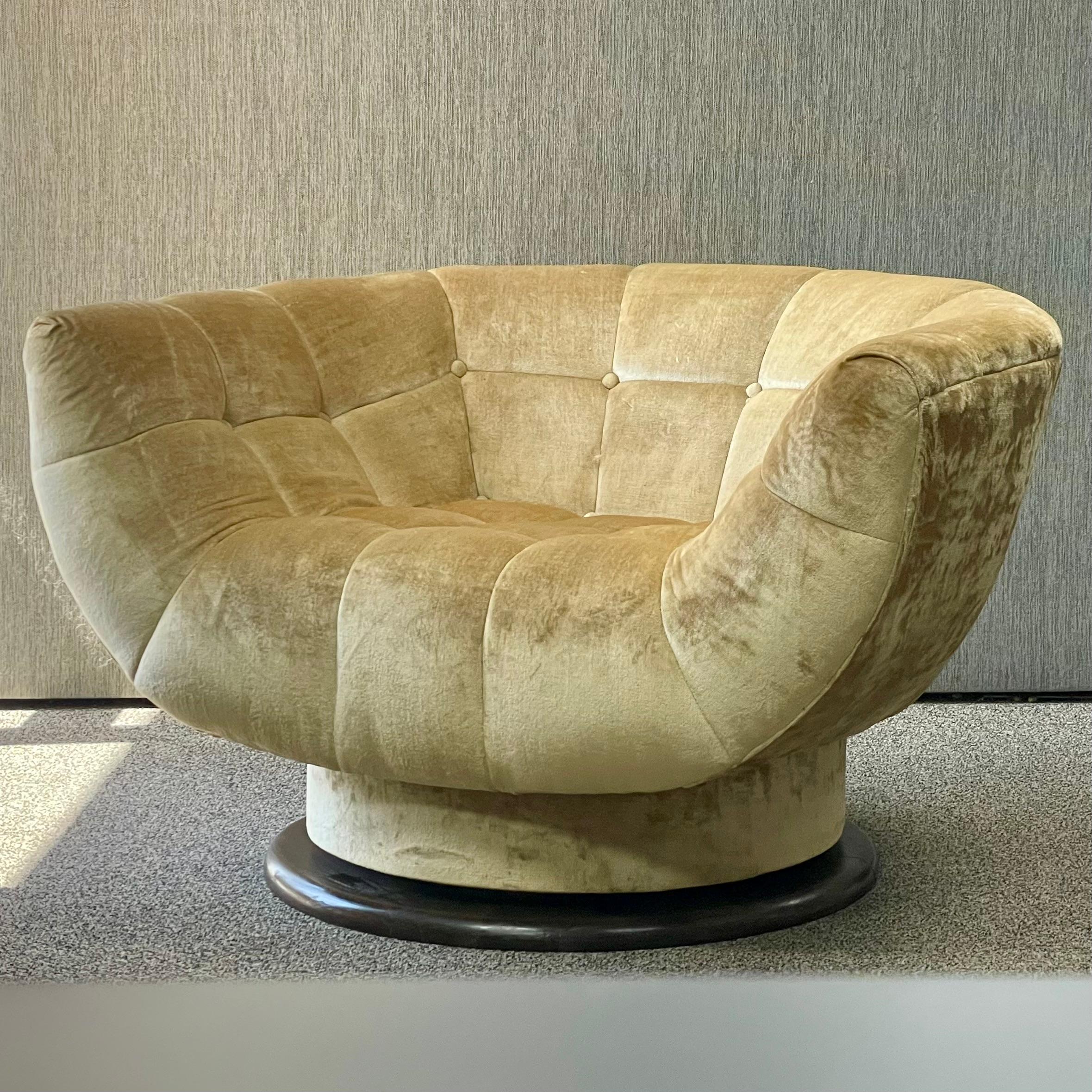 Un rare fauteuil pivotant pour baignoire, réalisé par Adrian Pearsall pour Craft Associates. Sa taille monumentale (44