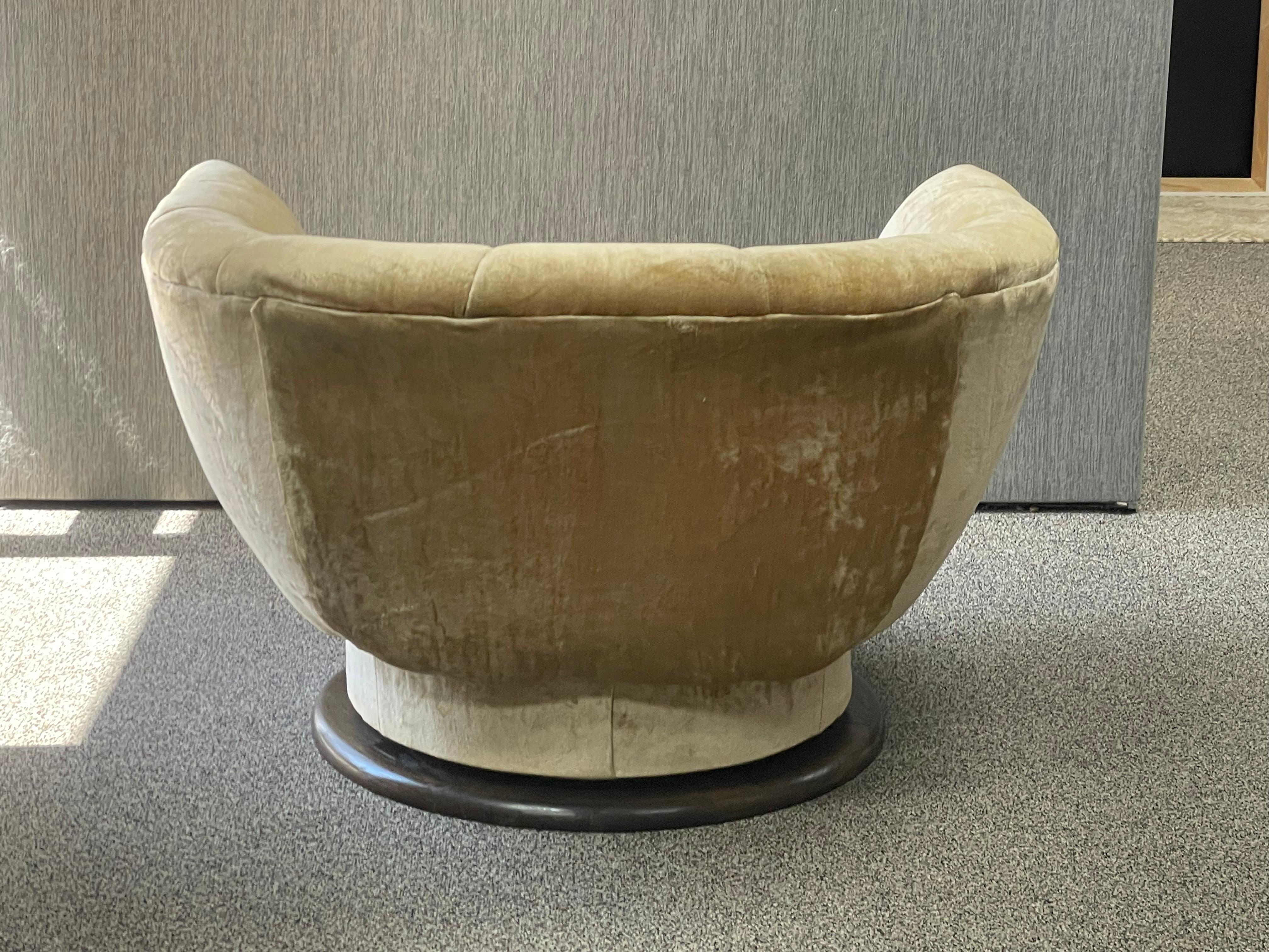 Fauteuil de salon pivotant rare par Adrian Pearsall en vente 1