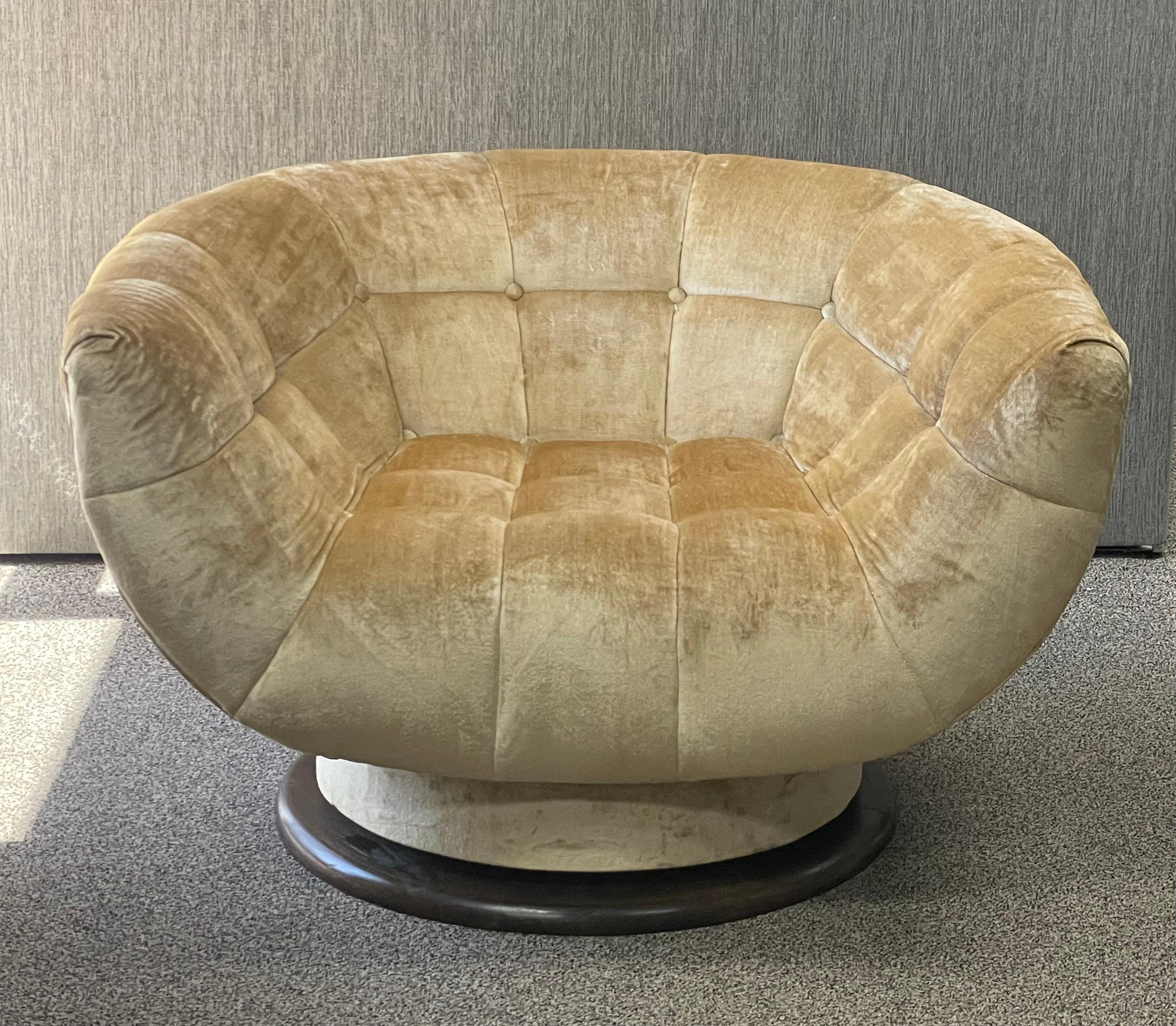Fauteuil de salon pivotant rare par Adrian Pearsall en vente 2