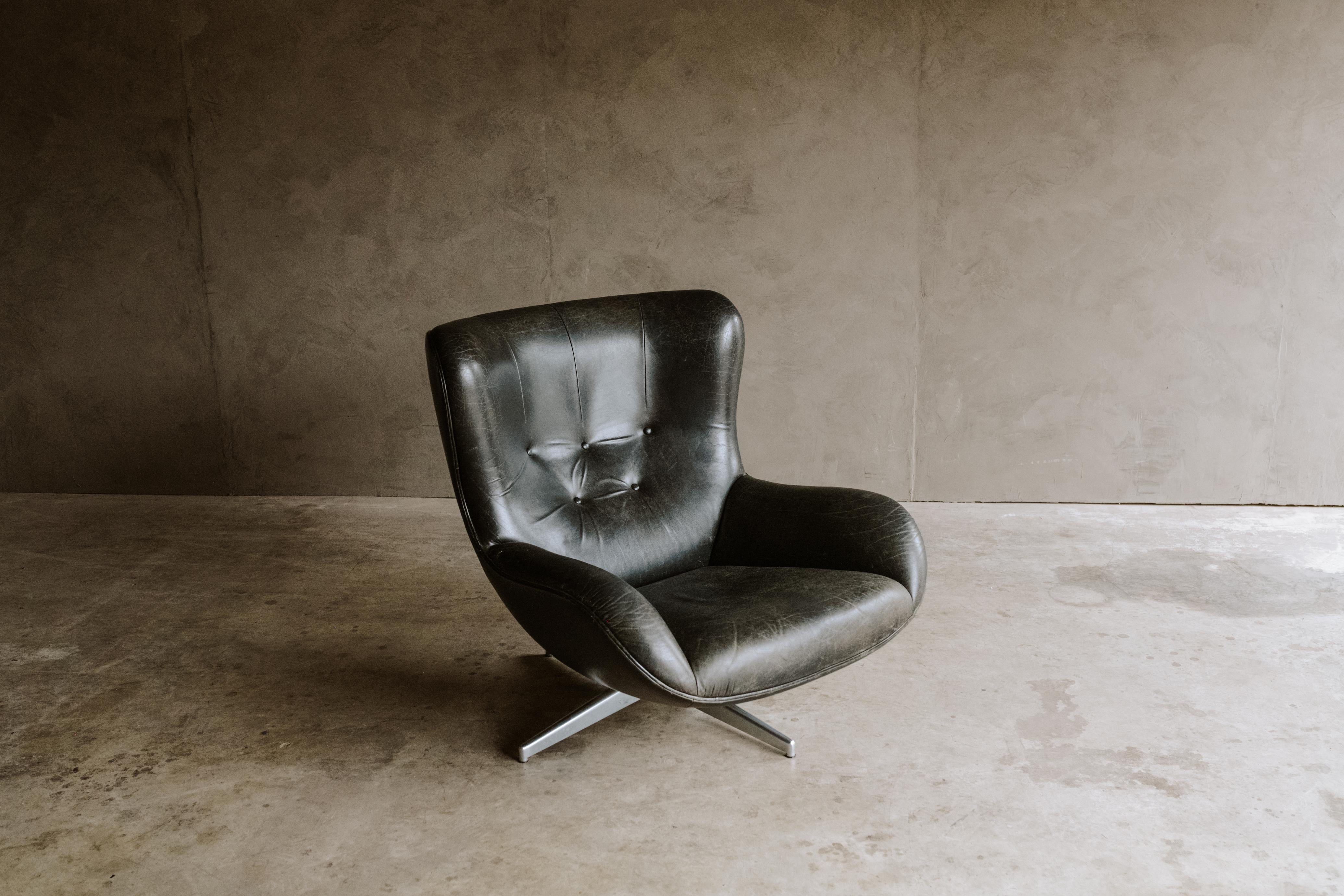 Rare swivel lounge chair by Illum Wikkelsø, Denmark, 1960s. Original black buttoned leather upholstery with nice patina and wear.