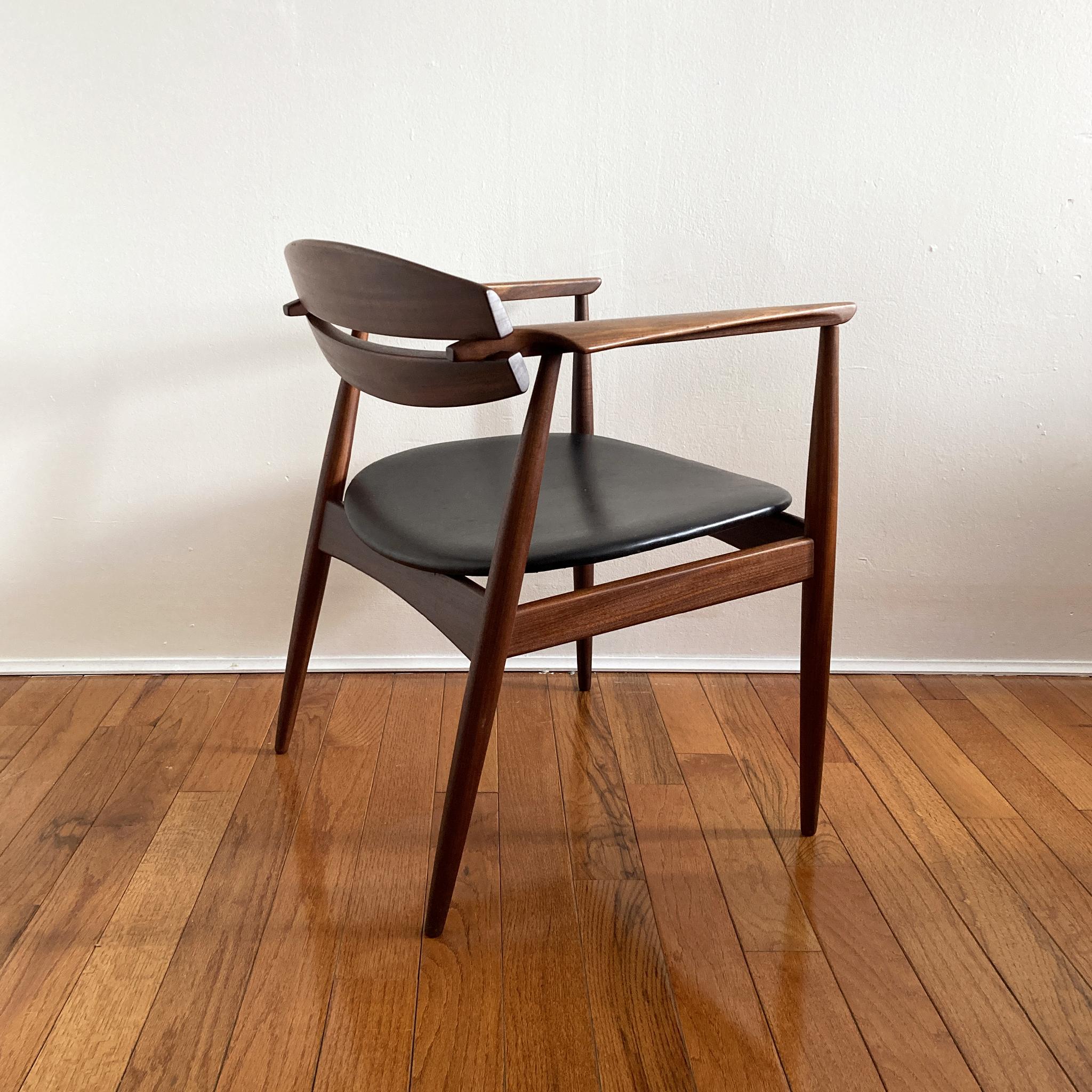 Sylvester & Matz: Stuhl aus Teakholz mit Sitz aus schwarzem Kunstleder, 1950er Jahre (Geschnitzt) im Angebot