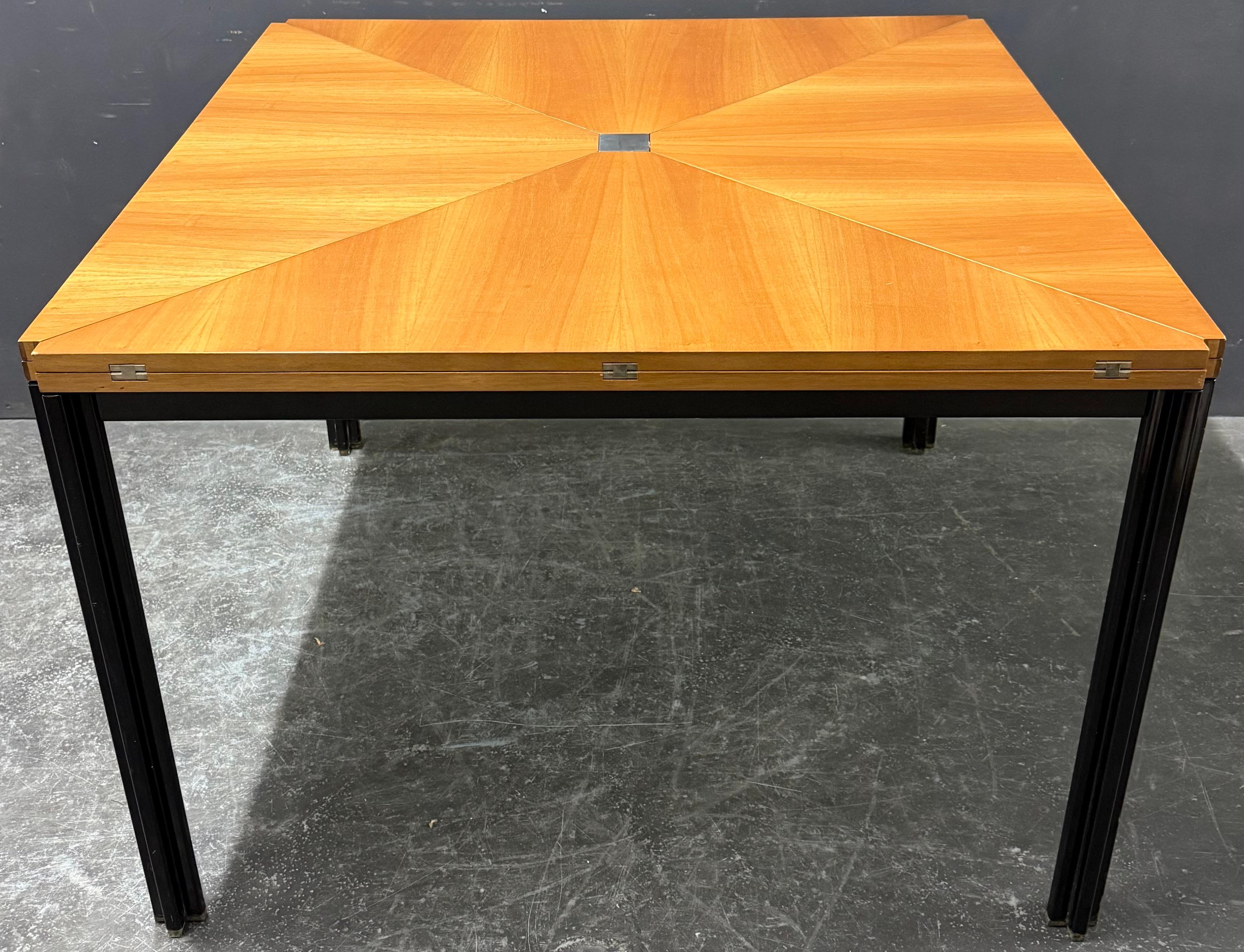rare table de Tecno. en tournant le plateau de la table, le métal au milieu s'abaisse et vous pouvez ouvrir les feuilles. mécanisme très astucieux et merveilleuse pièce de design du milieu du siècle....