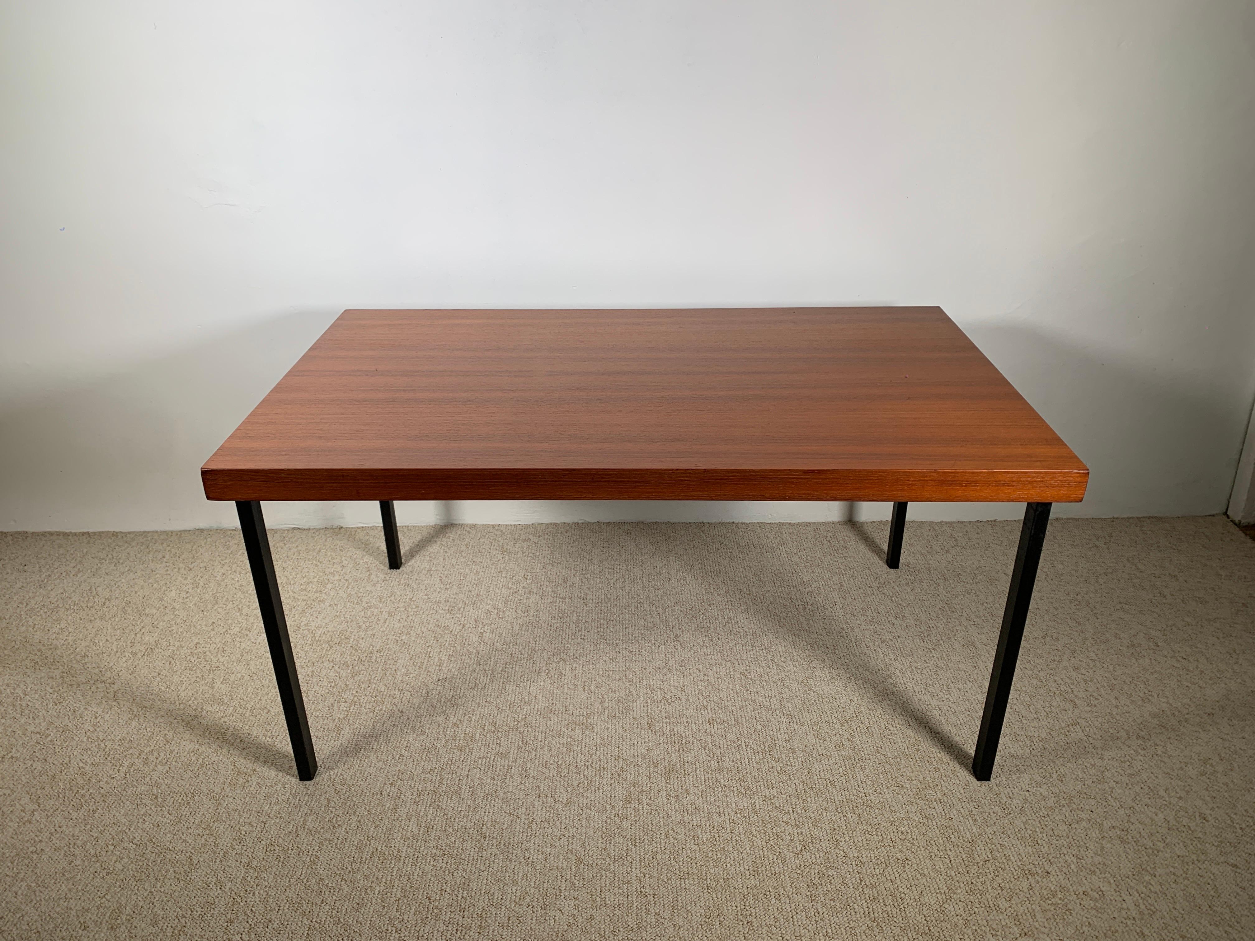 Rare table ARP Atelier de Recherches Plastiques (Pierre Guariche, Michel Mortier, Joseph André Motte), Minimalist, with extensions.

Tray in very good original condition.
Some discreet scratches on the extensions and lacquering.