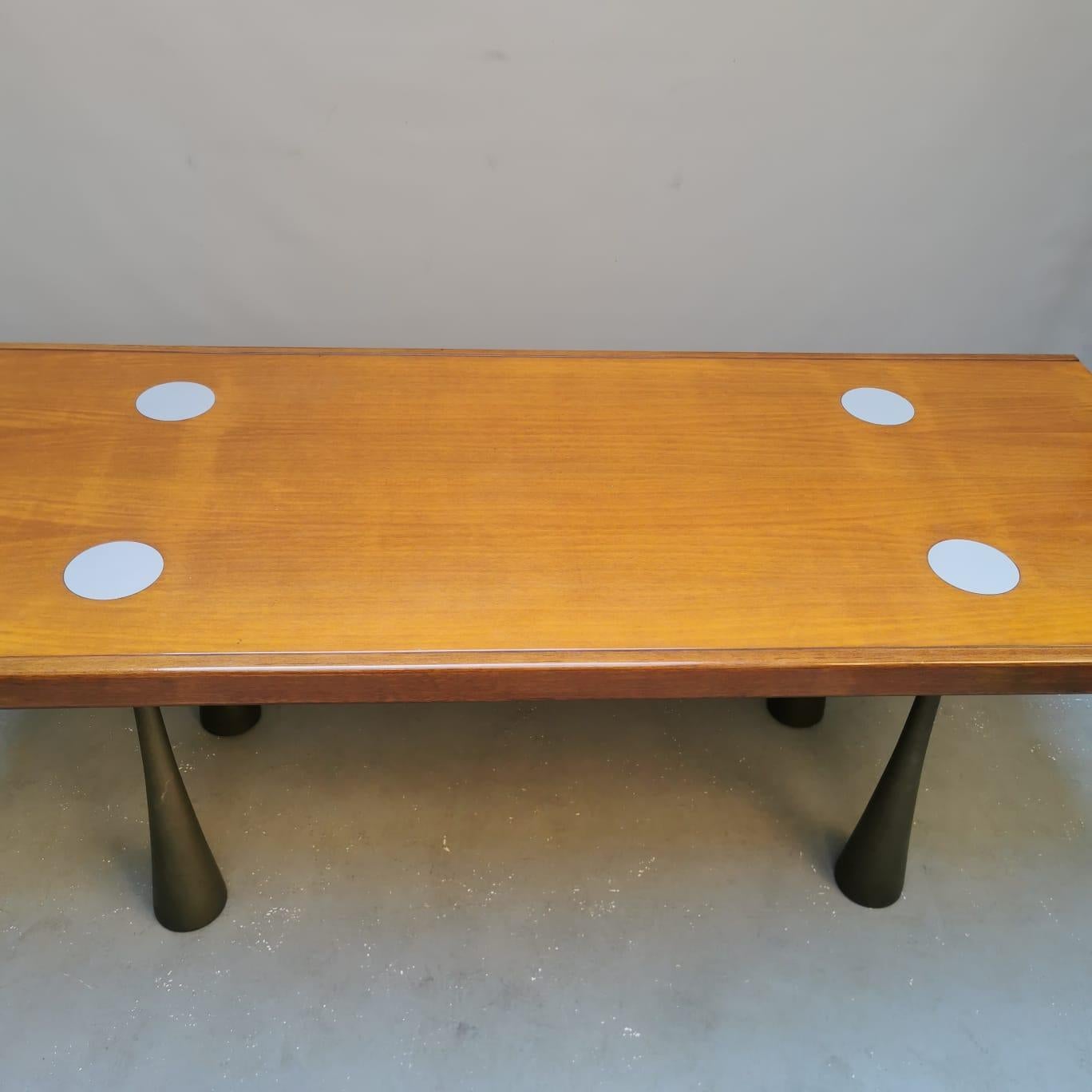 Cette table est une pièce exceptionnelle et convoitée, considérée comme une perle rare dans le monde des projets de design de collection, conçue par Angelo Mangiarotti et fabriquée par La Sorgente Dei Mobili, Arosio, au début des années 70. Il