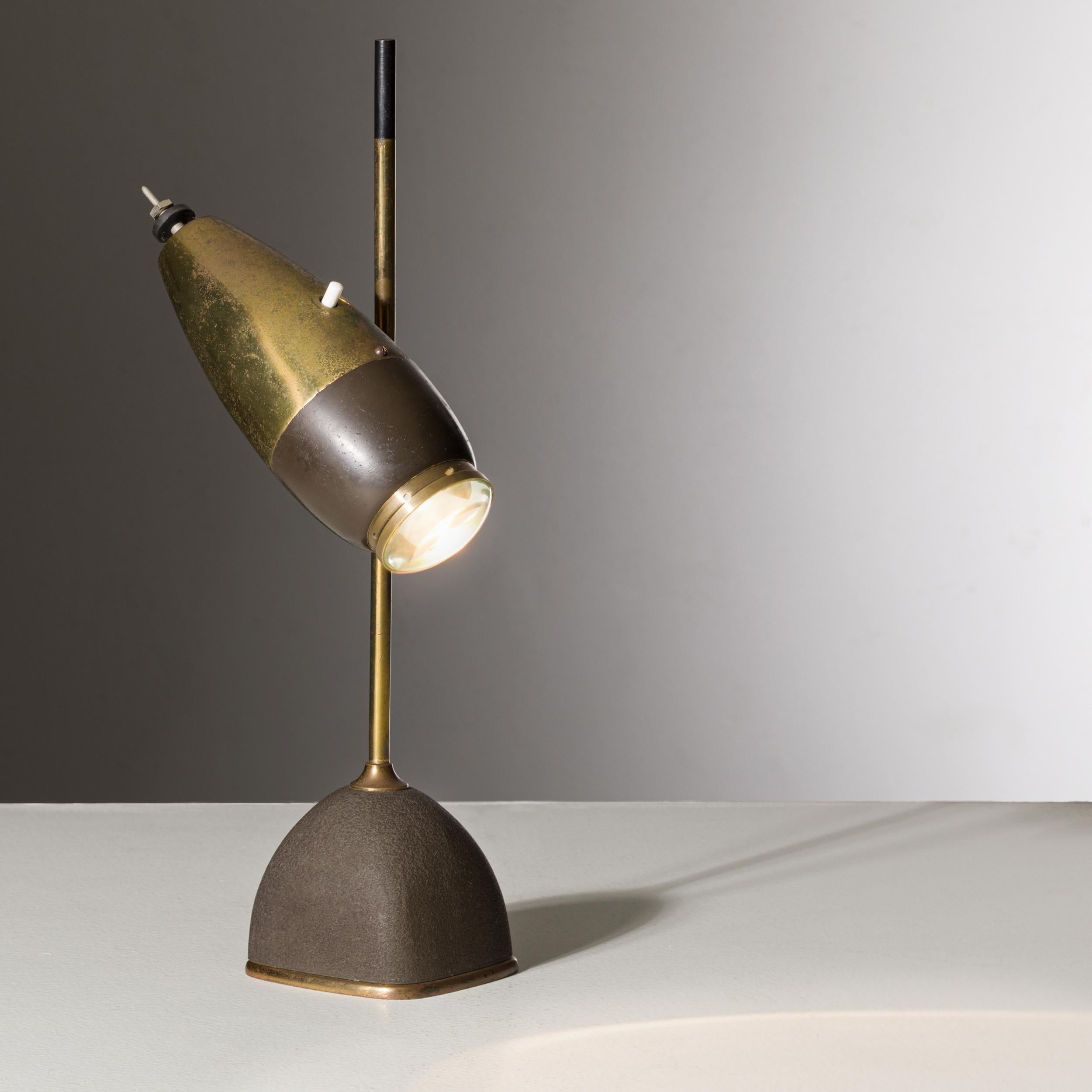 Table Lamp Model 577G by Oscar Torlasco for Lumi, Italy, 1950s
A refined and rare Model 577G table lamp designed by Oscar Torlasco for Lumi, Italy, in the 1950s. This sculptural light features a mixed-material construction of brass, lacquered metal,